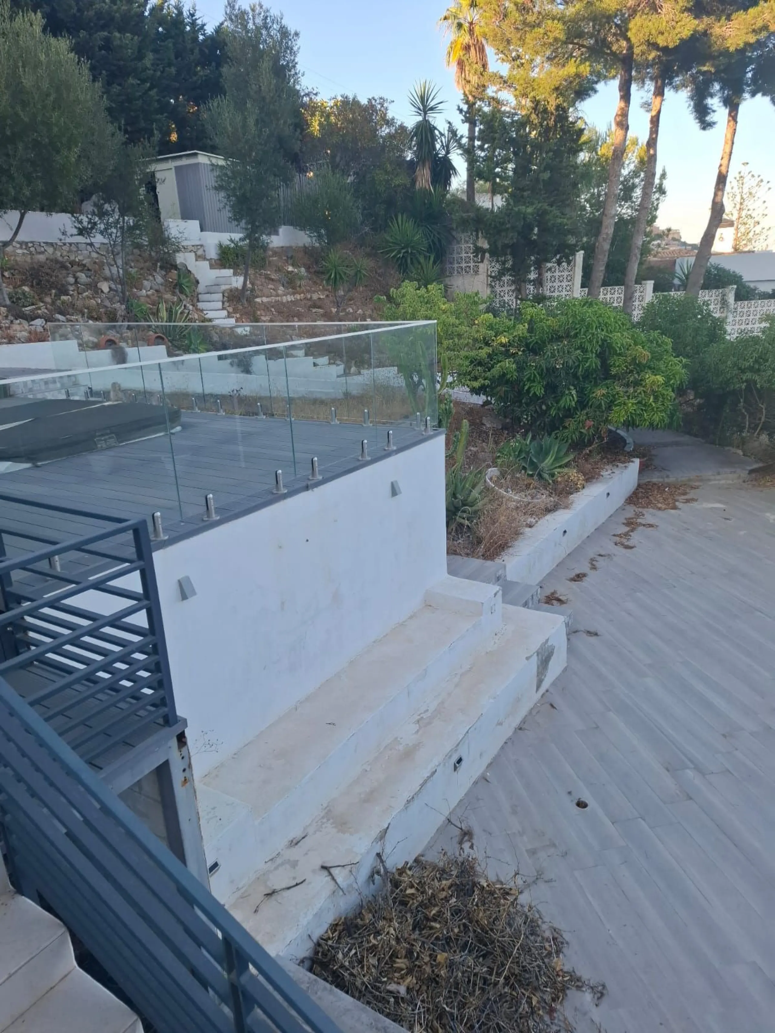 Investor Opportunity – Prime Plot with Villa for Redevelopment in Benalmádena. This detached 3-bedroom, 2-bathroom villa offers a total built area of 238 m² and sits on a generous 1,342 m² plot in a highly sought-after location. Just a 5-minute drive from
