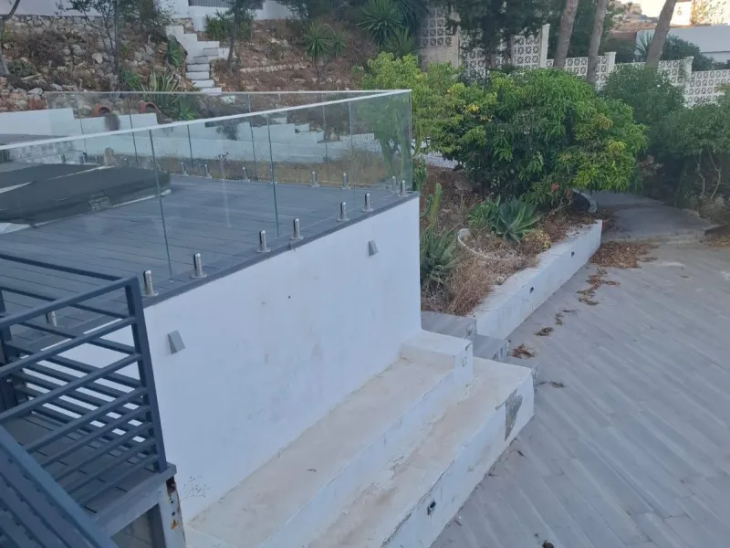 Investor Opportunity – Prime Plot with Villa for Redevelopment in Benalmádena. This detached 3-bedroom, 2-bathroom villa offers a total built area of 238 m² and sits on a generous 1,342 m² plot in a highly sought-after location. Just a 5-minute drive from
