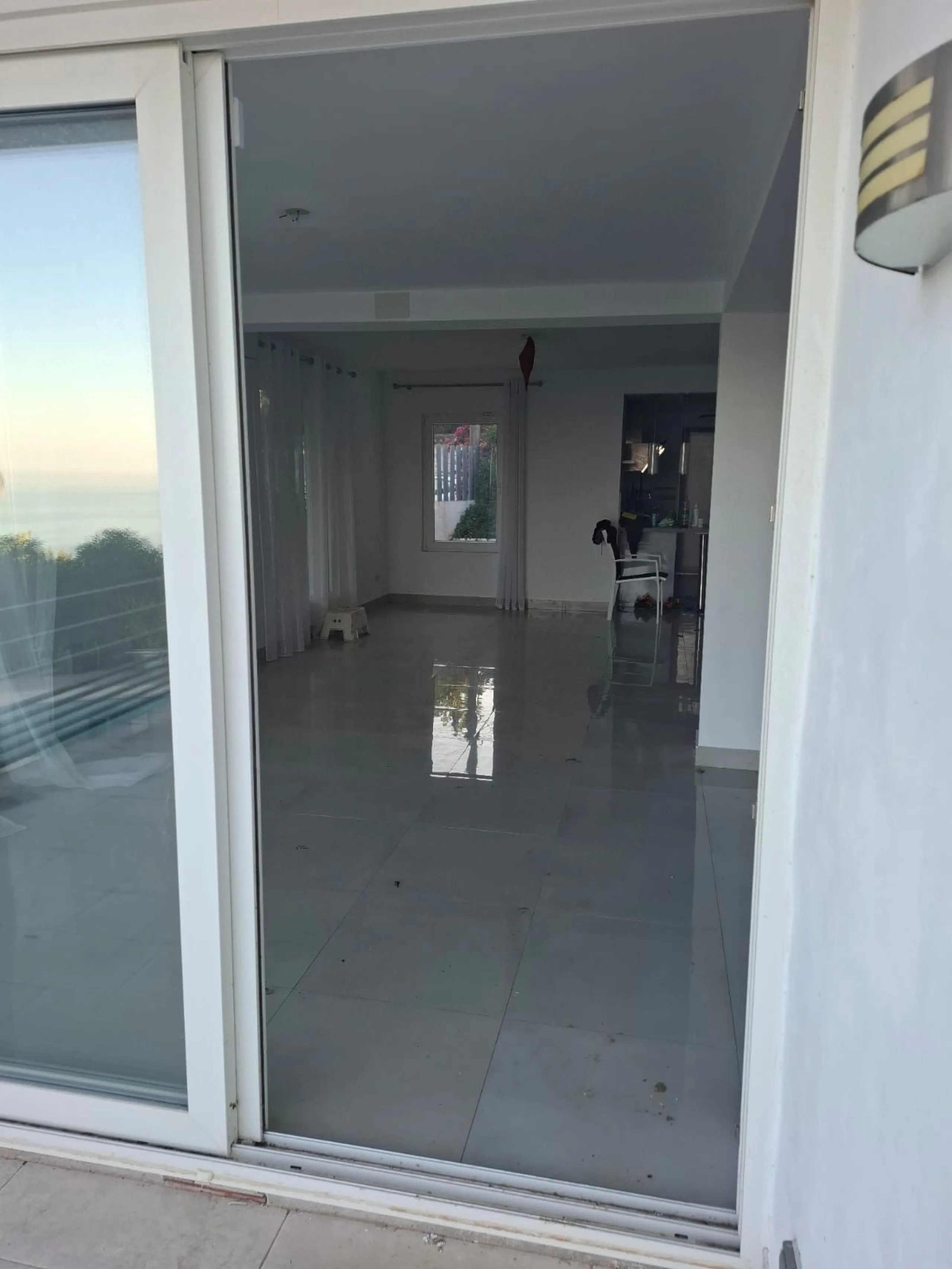Investor Opportunity – Prime Plot with Villa for Redevelopment in Benalmádena. This detached 3-bedroom, 2-bathroom villa offers a total built area of 238 m² and sits on a generous 1,342 m² plot in a highly sought-after location. Just a 5-minute drive from