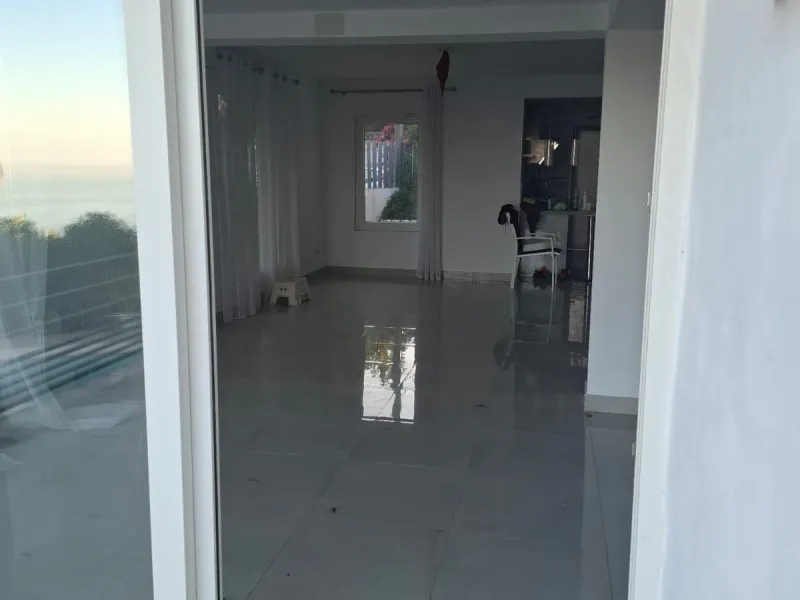 Investor Opportunity – Prime Plot with Villa for Redevelopment in Benalmádena. This detached 3-bedroom, 2-bathroom villa offers a total built area of 238 m² and sits on a generous 1,342 m² plot in a highly sought-after location. Just a 5-minute drive from