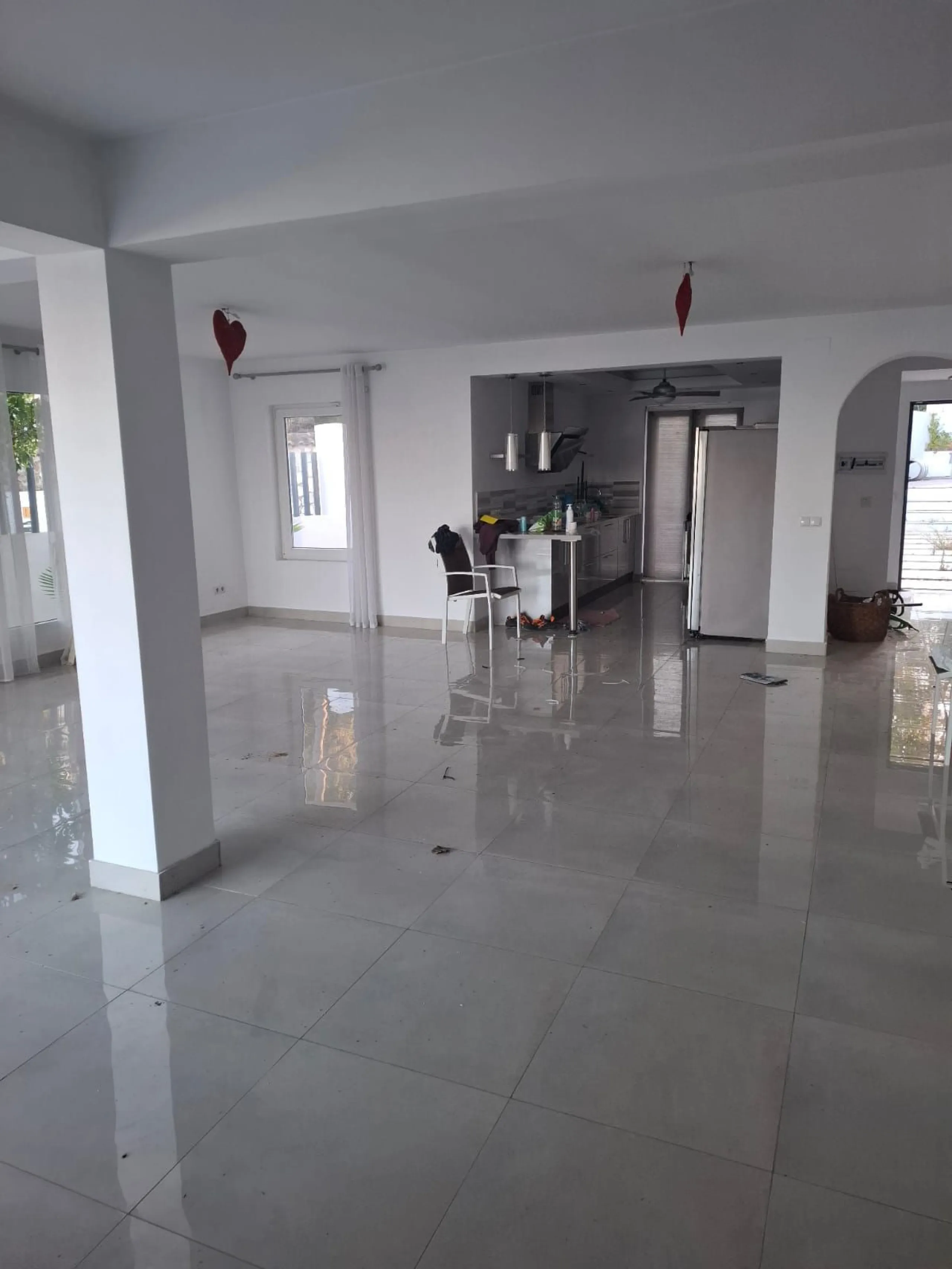 Investor Opportunity – Prime Plot with Villa for Redevelopment in Benalmádena. This detached 3-bedroom, 2-bathroom villa offers a total built area of 238 m² and sits on a generous 1,342 m² plot in a highly sought-after location. Just a 5-minute drive from