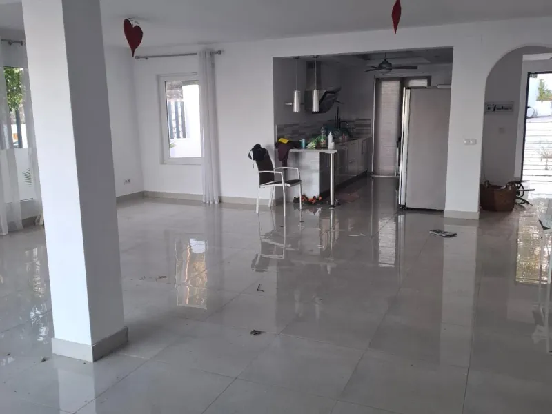 Investor Opportunity – Prime Plot with Villa for Redevelopment in Benalmádena. This detached 3-bedroom, 2-bathroom villa offers a total built area of 238 m² and sits on a generous 1,342 m² plot in a highly sought-after location. Just a 5-minute drive from