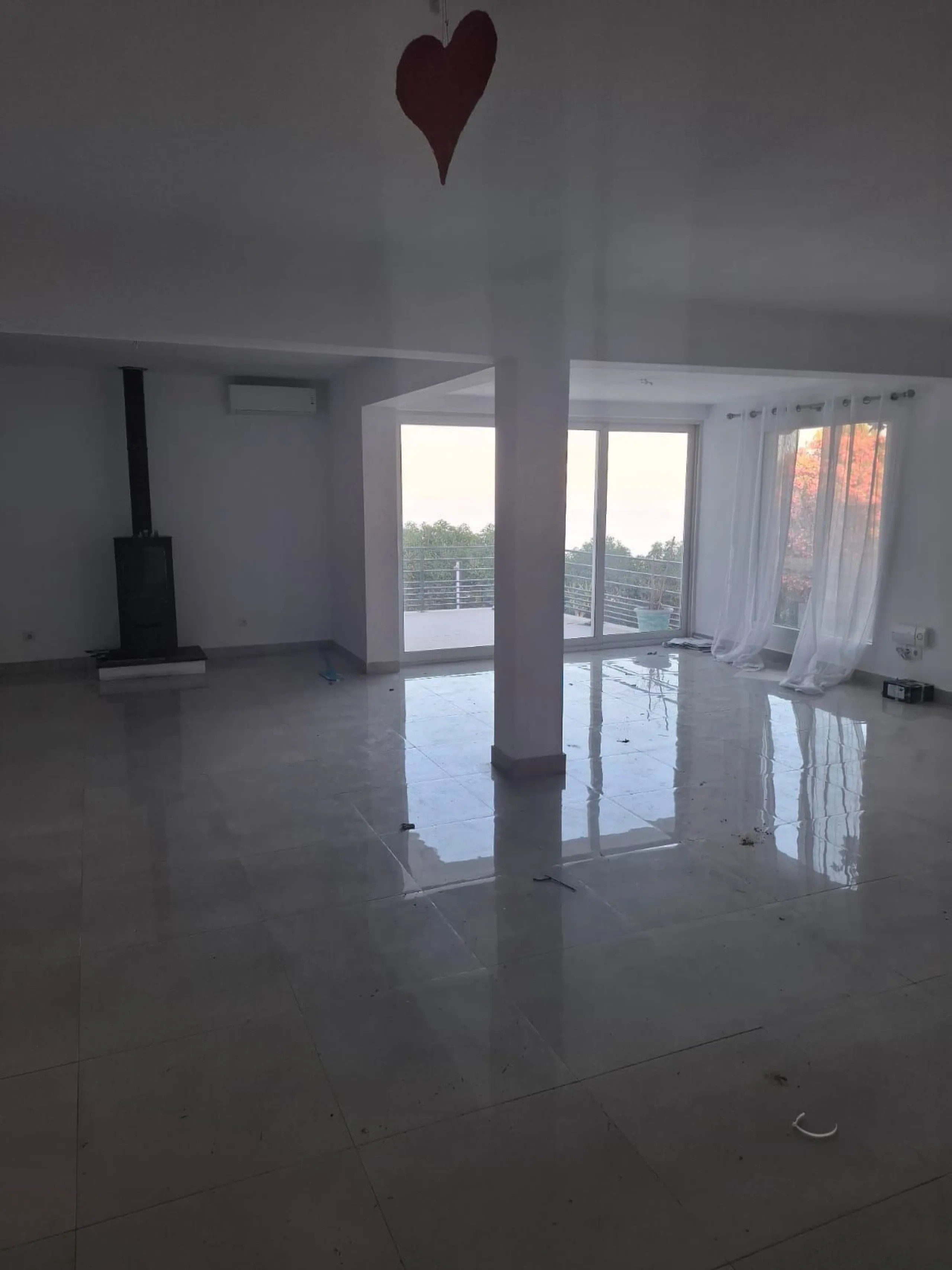 Investor Opportunity – Prime Plot with Villa for Redevelopment in Benalmádena. This detached 3-bedroom, 2-bathroom villa offers a total built area of 238 m² and sits on a generous 1,342 m² plot in a highly sought-after location. Just a 5-minute drive from