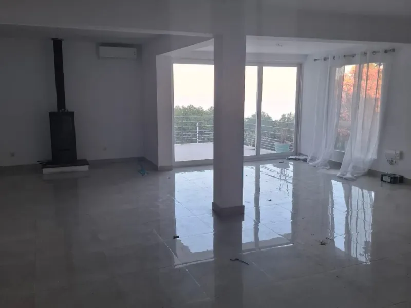Investor Opportunity – Prime Plot with Villa for Redevelopment in Benalmádena. This detached 3-bedroom, 2-bathroom villa offers a total built area of 238 m² and sits on a generous 1,342 m² plot in a highly sought-after location. Just a 5-minute drive from