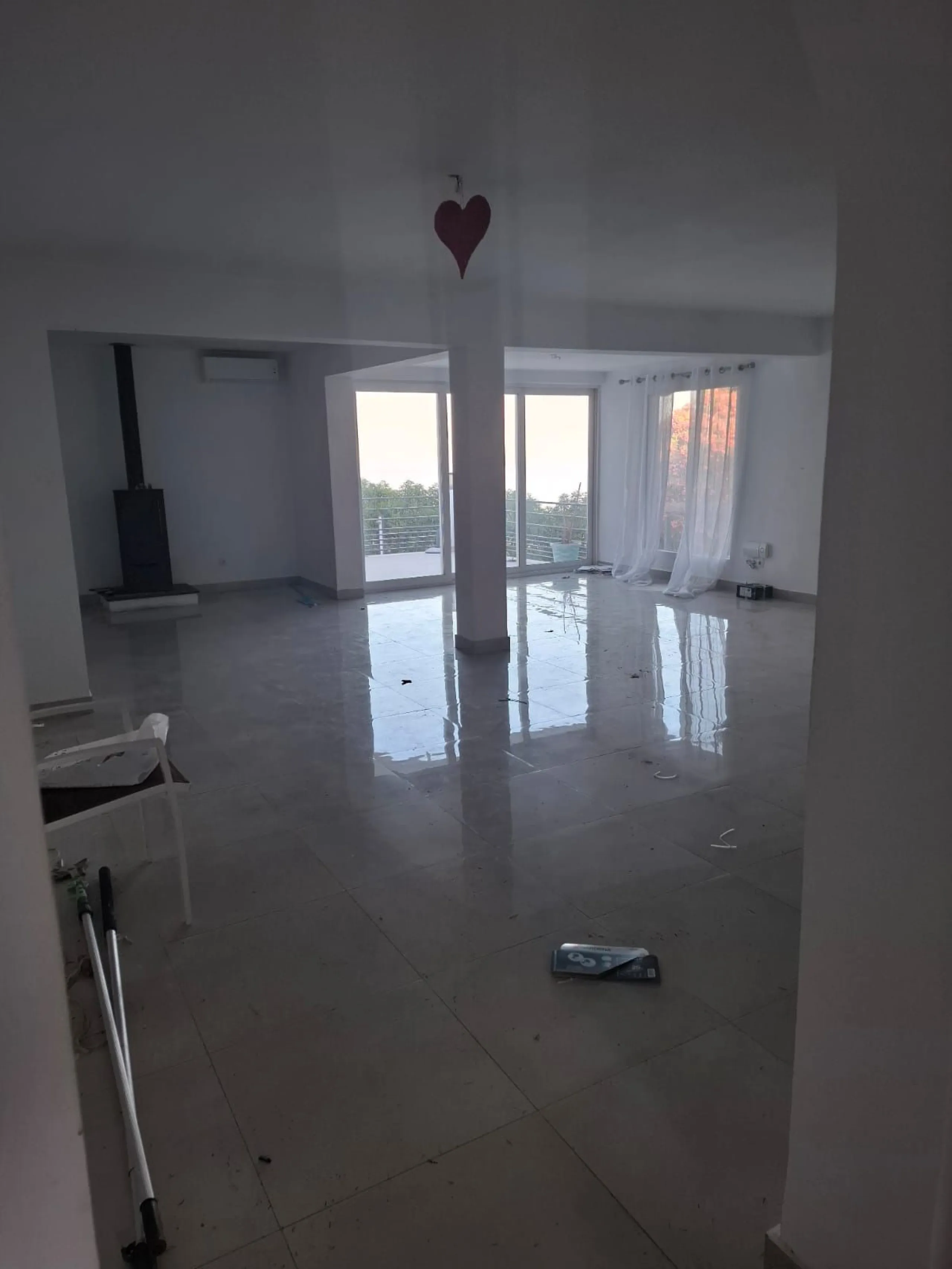 Investor Opportunity – Prime Plot with Villa for Redevelopment in Benalmádena. This detached 3-bedroom, 2-bathroom villa offers a total built area of 238 m² and sits on a generous 1,342 m² plot in a highly sought-after location. Just a 5-minute drive from