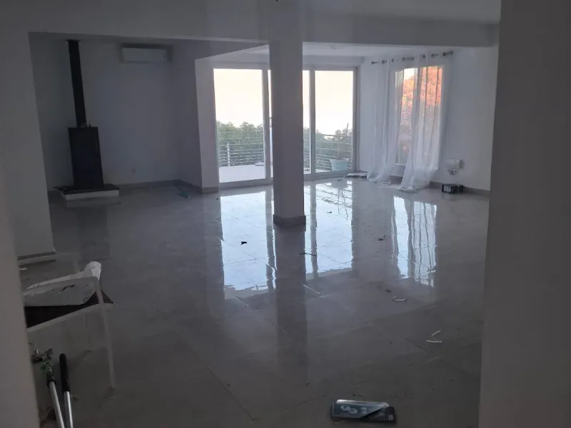 Investor Opportunity – Prime Plot with Villa for Redevelopment in Benalmádena. This detached 3-bedroom, 2-bathroom villa offers a total built area of 238 m² and sits on a generous 1,342 m² plot in a highly sought-after location. Just a 5-minute drive from