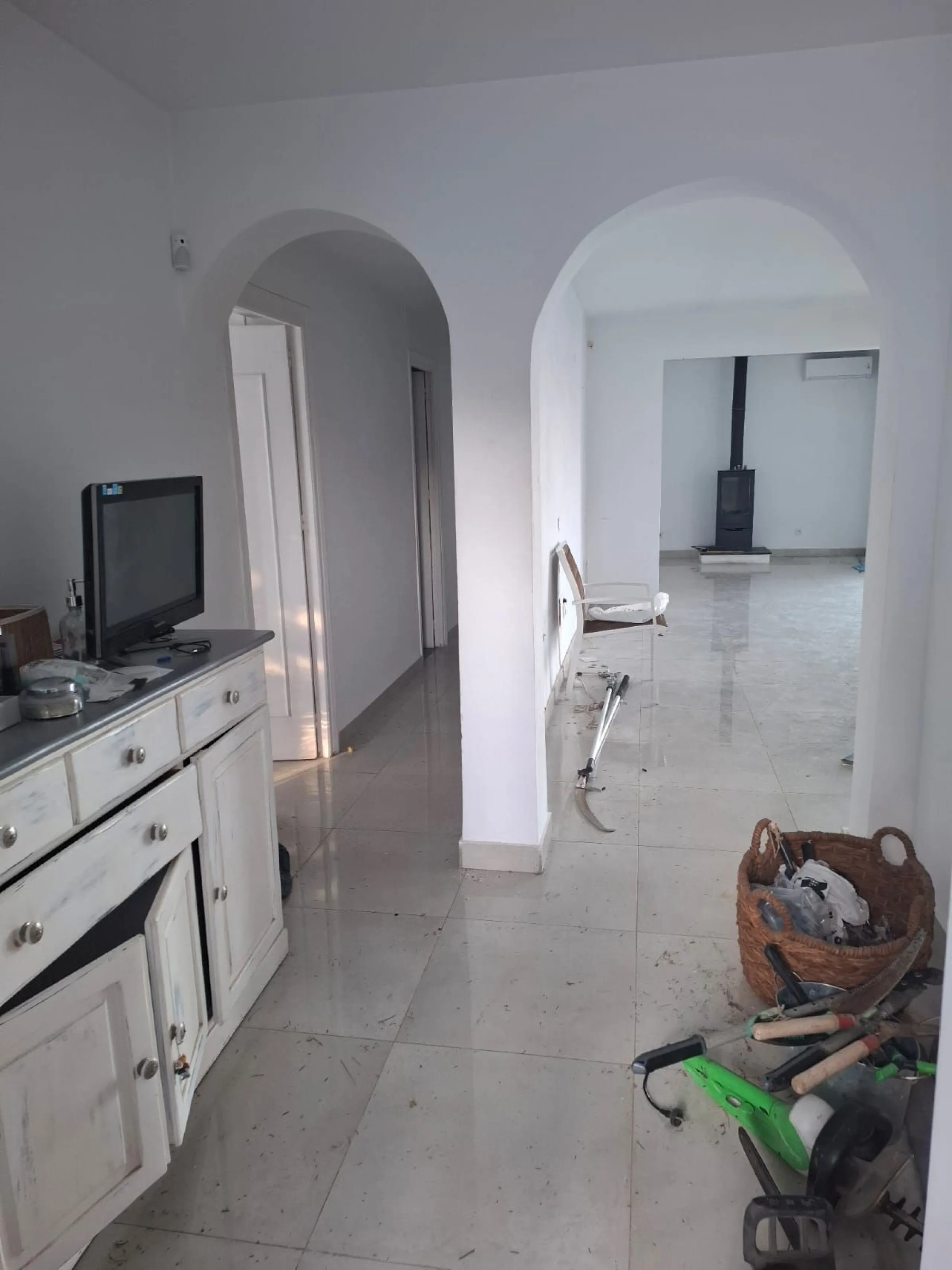 Investor Opportunity – Prime Plot with Villa for Redevelopment in Benalmádena. This detached 3-bedroom, 2-bathroom villa offers a total built area of 238 m² and sits on a generous 1,342 m² plot in a highly sought-after location. Just a 5-minute drive from