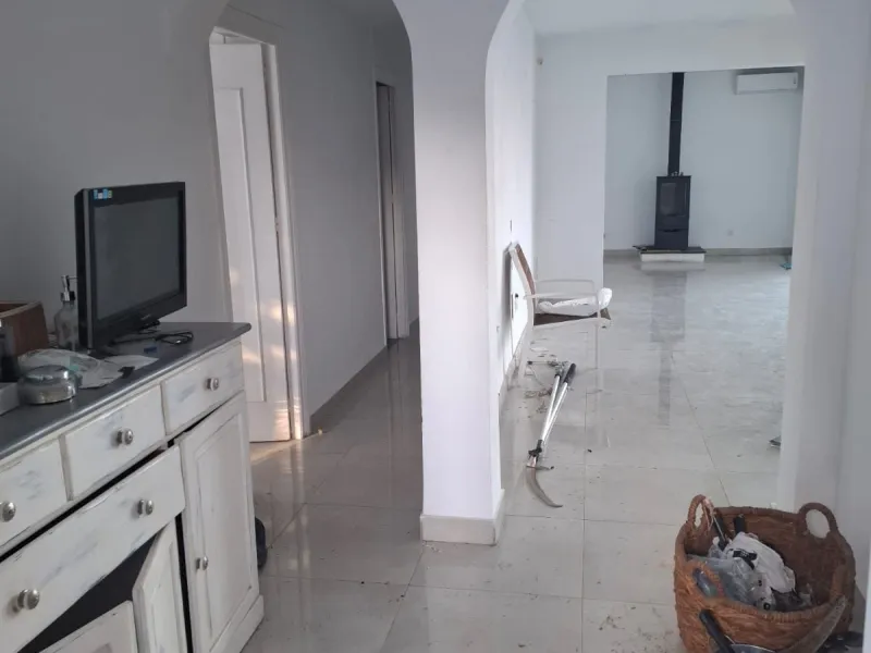 Investor Opportunity – Prime Plot with Villa for Redevelopment in Benalmádena. This detached 3-bedroom, 2-bathroom villa offers a total built area of 238 m² and sits on a generous 1,342 m² plot in a highly sought-after location. Just a 5-minute drive from