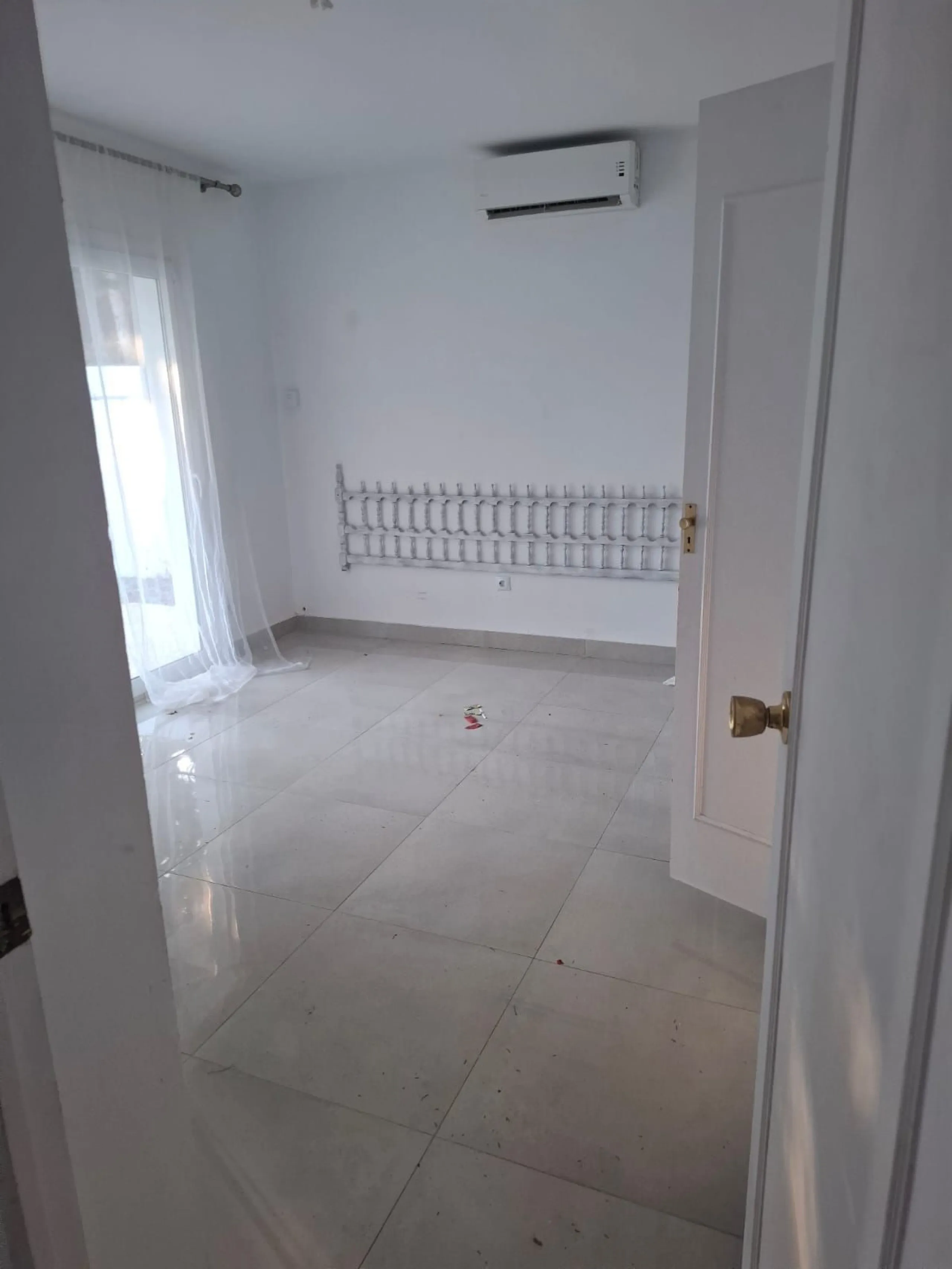 Investor Opportunity – Prime Plot with Villa for Redevelopment in Benalmádena. This detached 3-bedroom, 2-bathroom villa offers a total built area of 238 m² and sits on a generous 1,342 m² plot in a highly sought-after location. Just a 5-minute drive from