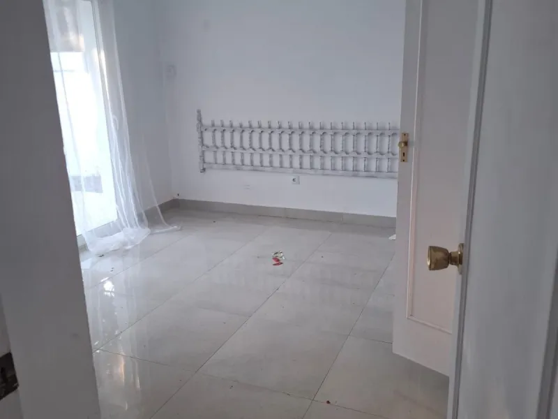 Investor Opportunity – Prime Plot with Villa for Redevelopment in Benalmádena. This detached 3-bedroom, 2-bathroom villa offers a total built area of 238 m² and sits on a generous 1,342 m² plot in a highly sought-after location. Just a 5-minute drive from