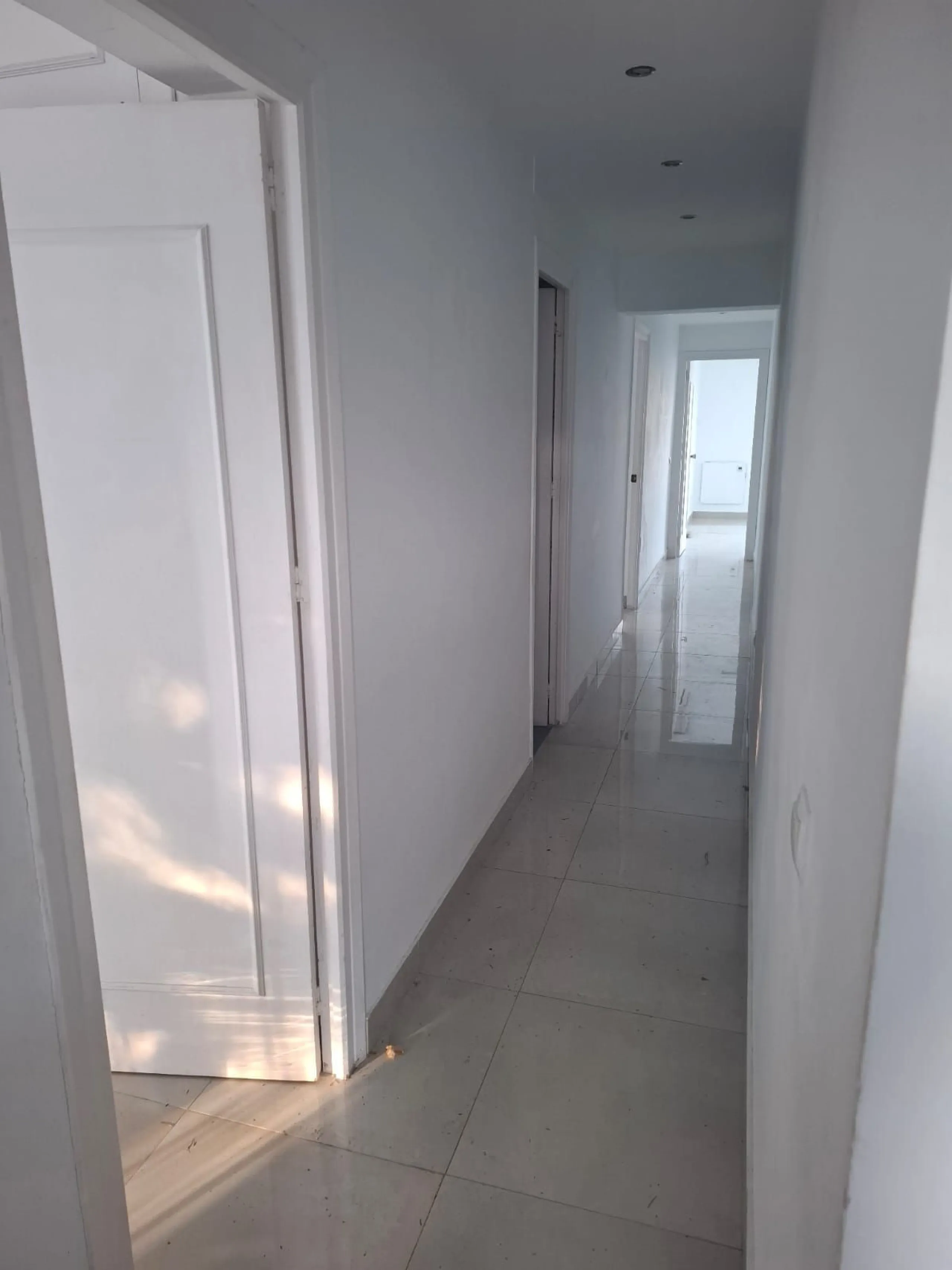 Investor Opportunity – Prime Plot with Villa for Redevelopment in Benalmádena. This detached 3-bedroom, 2-bathroom villa offers a total built area of 238 m² and sits on a generous 1,342 m² plot in a highly sought-after location. Just a 5-minute drive from