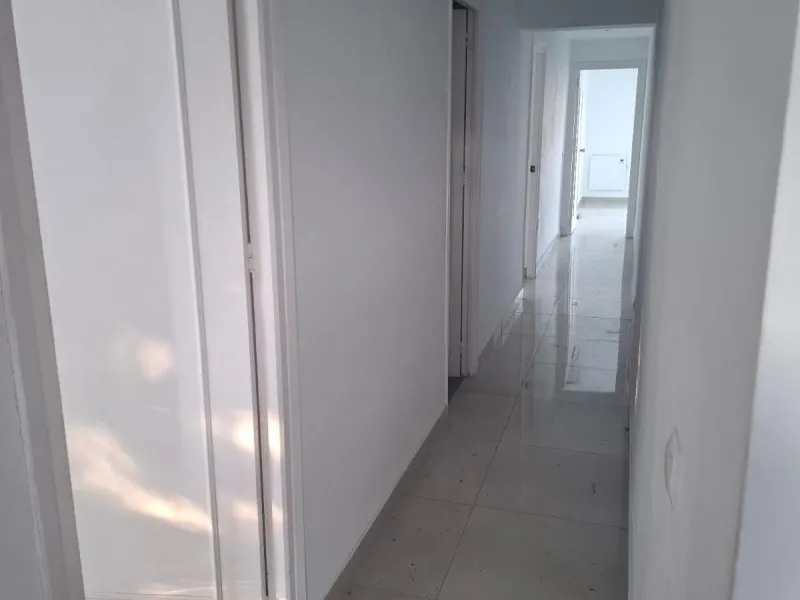 Investor Opportunity – Prime Plot with Villa for Redevelopment in Benalmádena. This detached 3-bedroom, 2-bathroom villa offers a total built area of 238 m² and sits on a generous 1,342 m² plot in a highly sought-after location. Just a 5-minute drive from