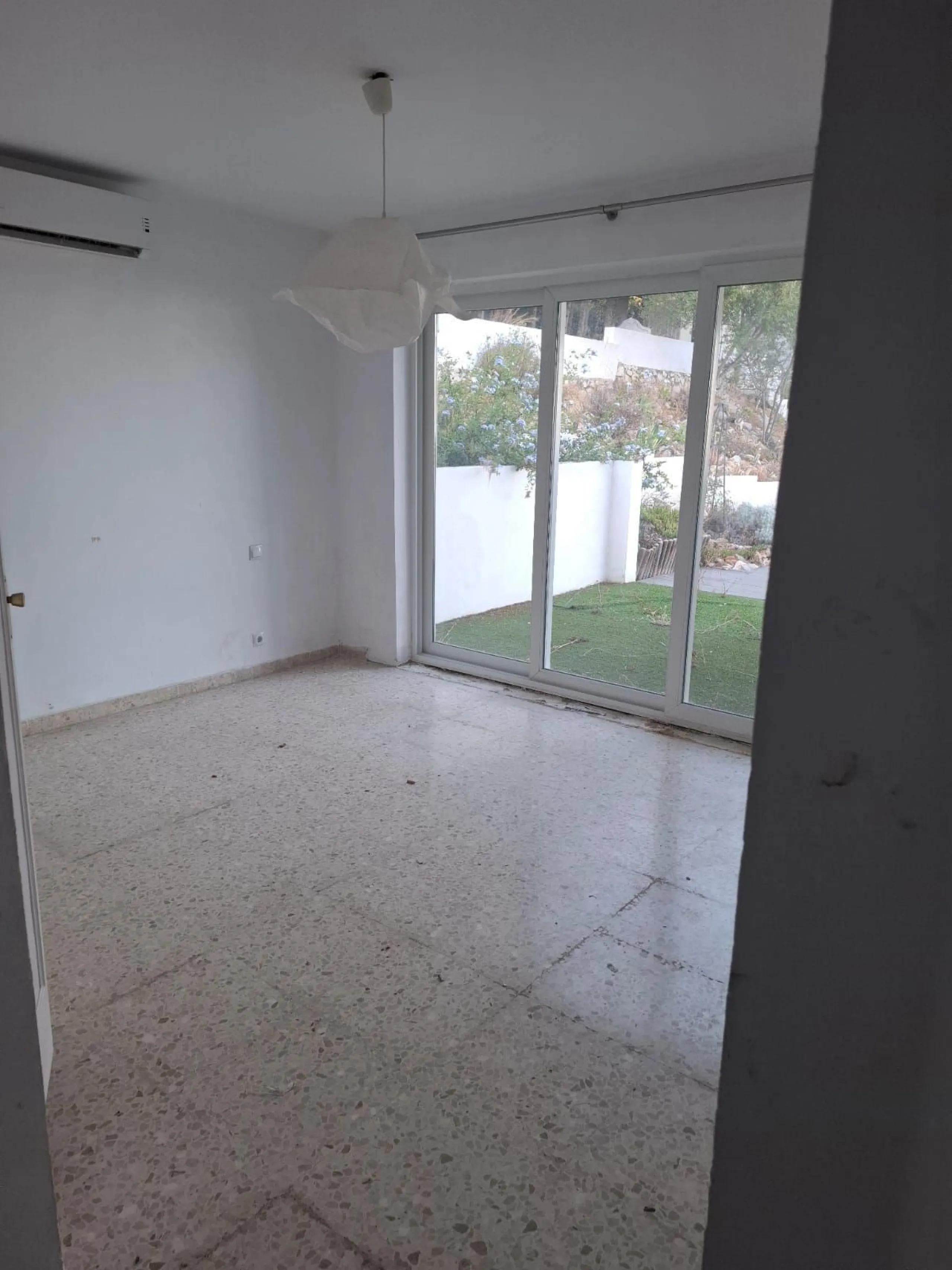 Investor Opportunity – Prime Plot with Villa for Redevelopment in Benalmádena. This detached 3-bedroom, 2-bathroom villa offers a total built area of 238 m² and sits on a generous 1,342 m² plot in a highly sought-after location. Just a 5-minute drive from