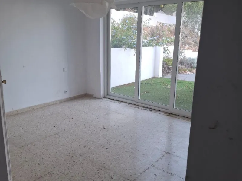 Investor Opportunity – Prime Plot with Villa for Redevelopment in Benalmádena. This detached 3-bedroom, 2-bathroom villa offers a total built area of 238 m² and sits on a generous 1,342 m² plot in a highly sought-after location. Just a 5-minute drive from