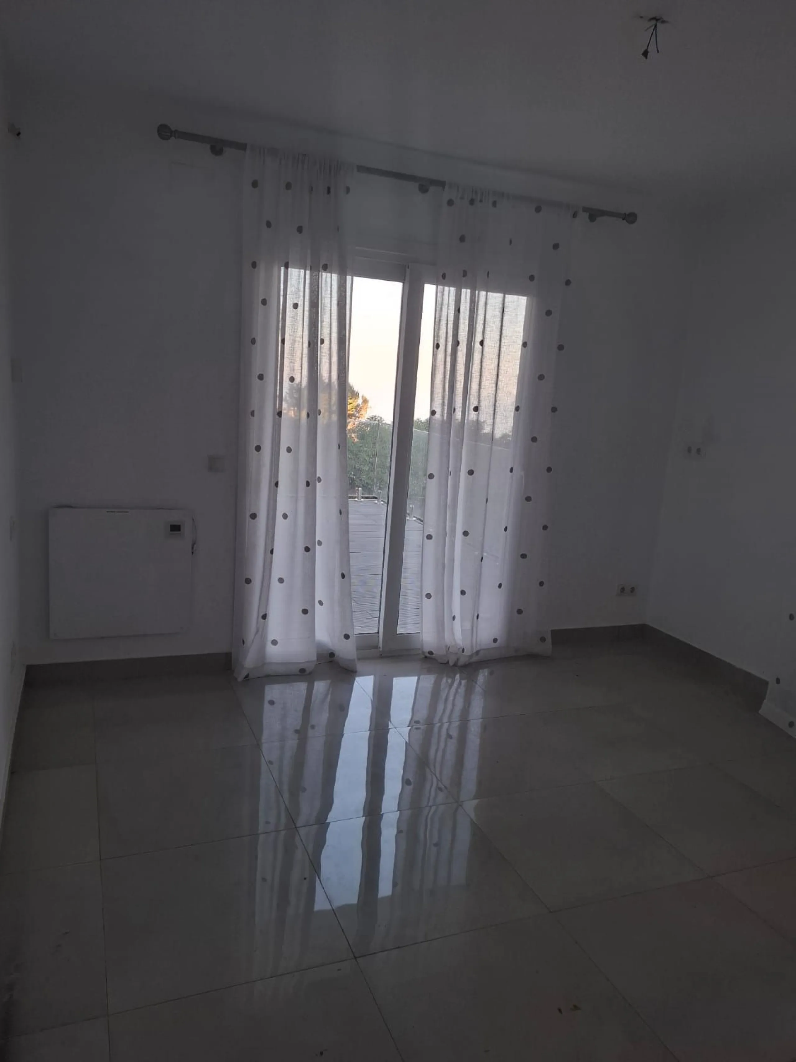 Investor Opportunity – Prime Plot with Villa for Redevelopment in Benalmádena. This detached 3-bedroom, 2-bathroom villa offers a total built area of 238 m² and sits on a generous 1,342 m² plot in a highly sought-after location. Just a 5-minute drive from