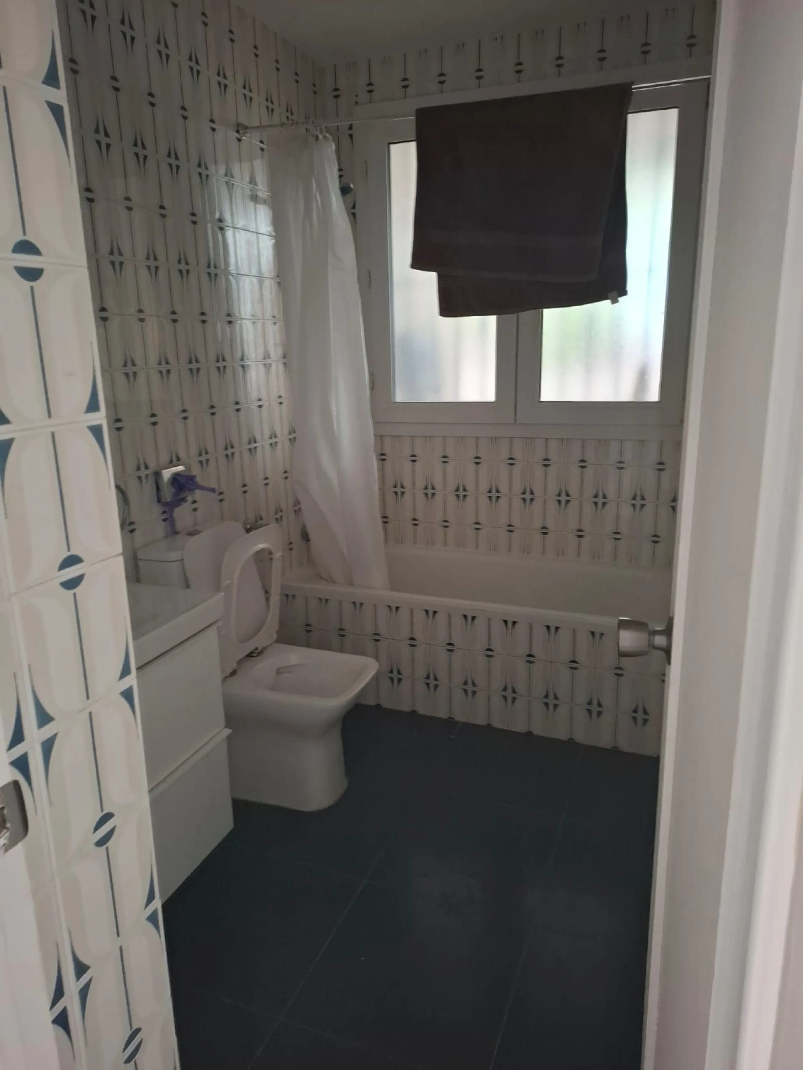 Investor Opportunity – Prime Plot with Villa for Redevelopment in Benalmádena. This detached 3-bedroom, 2-bathroom villa offers a total built area of 238 m² and sits on a generous 1,342 m² plot in a highly sought-after location. Just a 5-minute drive from