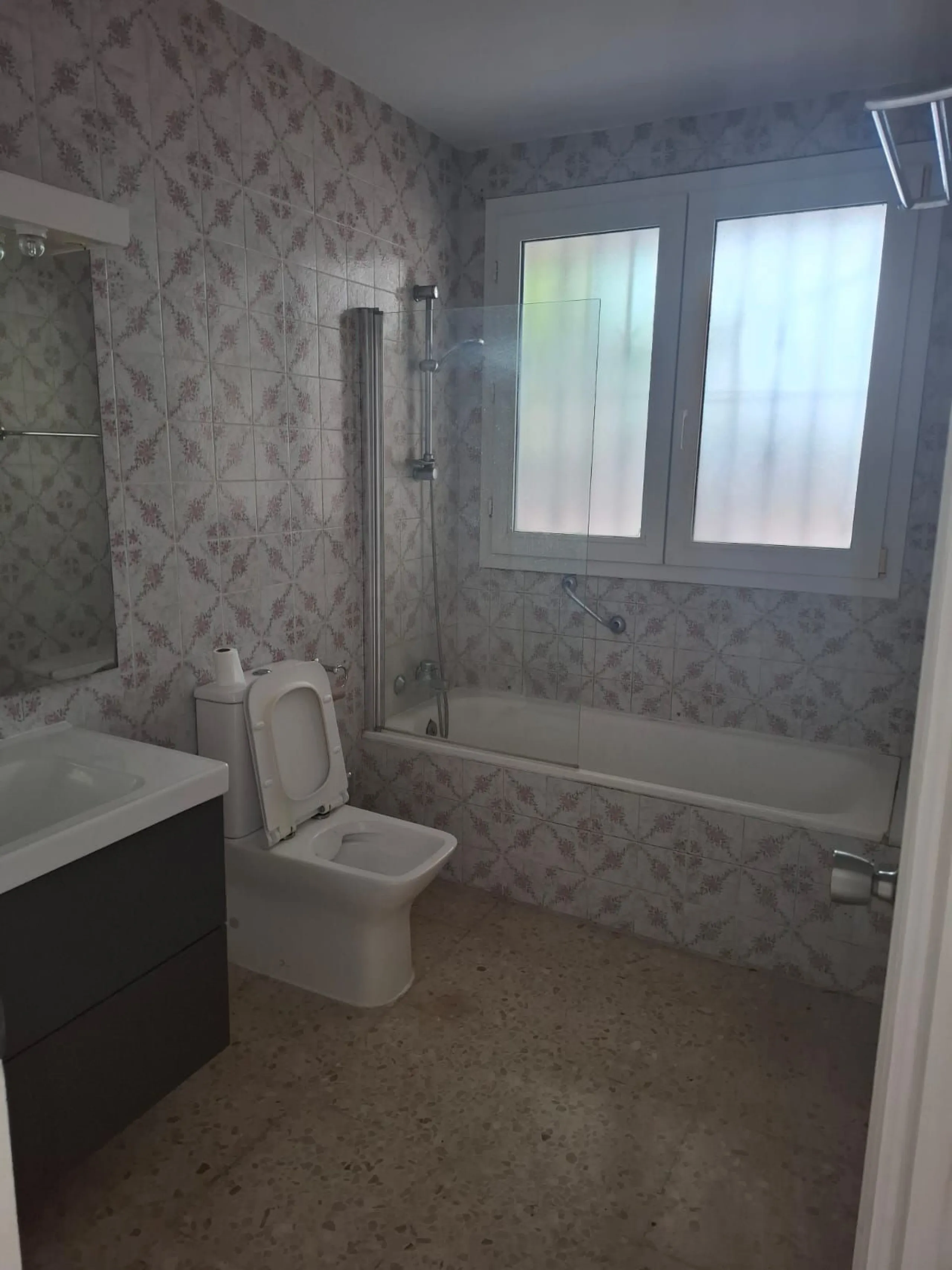 Investor Opportunity – Prime Plot with Villa for Redevelopment in Benalmádena. This detached 3-bedroom, 2-bathroom villa offers a total built area of 238 m² and sits on a generous 1,342 m² plot in a highly sought-after location. Just a 5-minute drive from