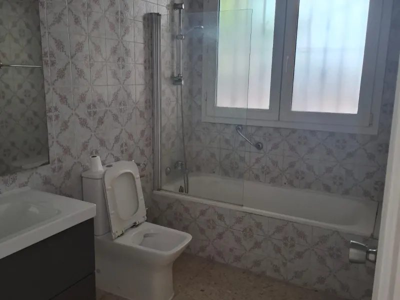 Investor Opportunity – Prime Plot with Villa for Redevelopment in Benalmádena. This detached 3-bedroom, 2-bathroom villa offers a total built area of 238 m² and sits on a generous 1,342 m² plot in a highly sought-after location. Just a 5-minute drive from