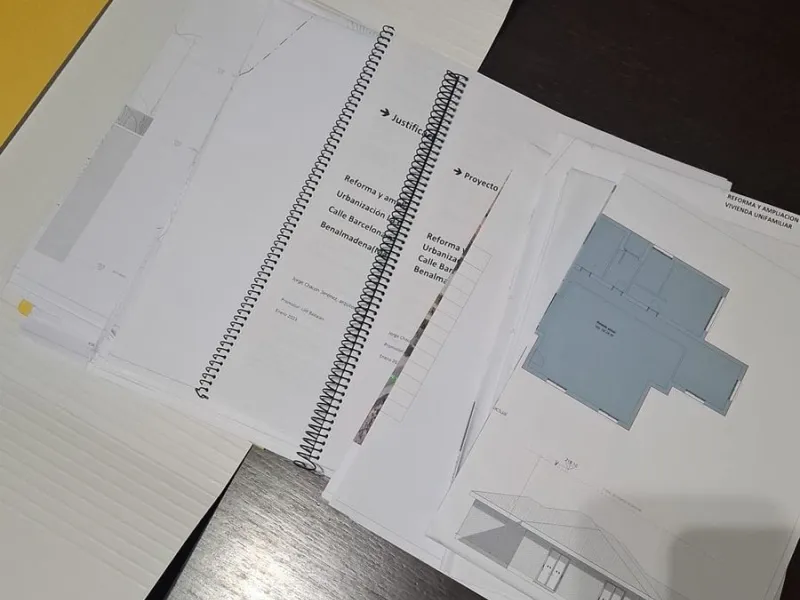 Investor Opportunity – Prime Plot with Villa for Redevelopment in Benalmádena. This detached 3-bedroom, 2-bathroom villa offers a total built area of 238 m² and sits on a generous 1,342 m² plot in a highly sought-after location. Just a 5-minute drive from