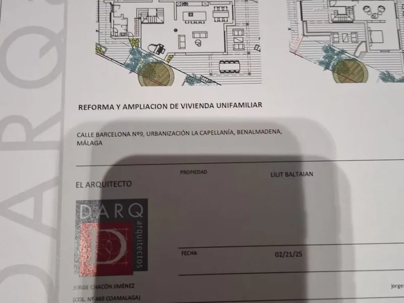 Investor Opportunity – Prime Plot with Villa for Redevelopment in Benalmádena. This detached 3-bedroom, 2-bathroom villa offers a total built area of 238 m² and sits on a generous 1,342 m² plot in a highly sought-after location. Just a 5-minute drive from