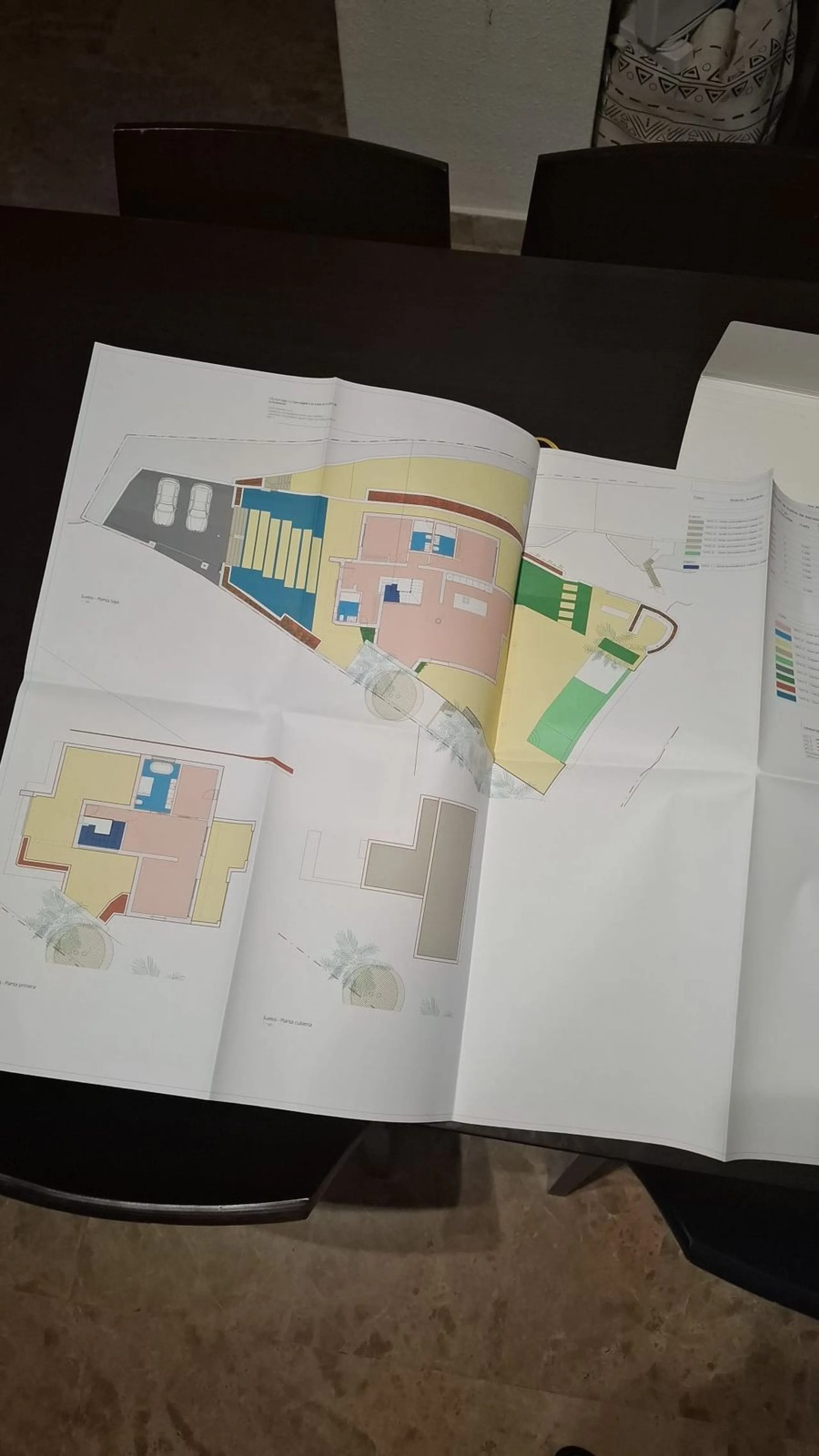 Investor Opportunity – Prime Plot with Villa for Redevelopment in Benalmádena. This detached 3-bedroom, 2-bathroom villa offers a total built area of 238 m² and sits on a generous 1,342 m² plot in a highly sought-after location. Just a 5-minute drive from