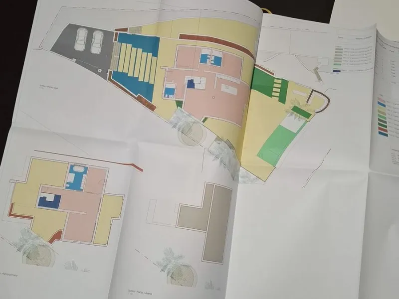 Investor Opportunity – Prime Plot with Villa for Redevelopment in Benalmádena. This detached 3-bedroom, 2-bathroom villa offers a total built area of 238 m² and sits on a generous 1,342 m² plot in a highly sought-after location. Just a 5-minute drive from