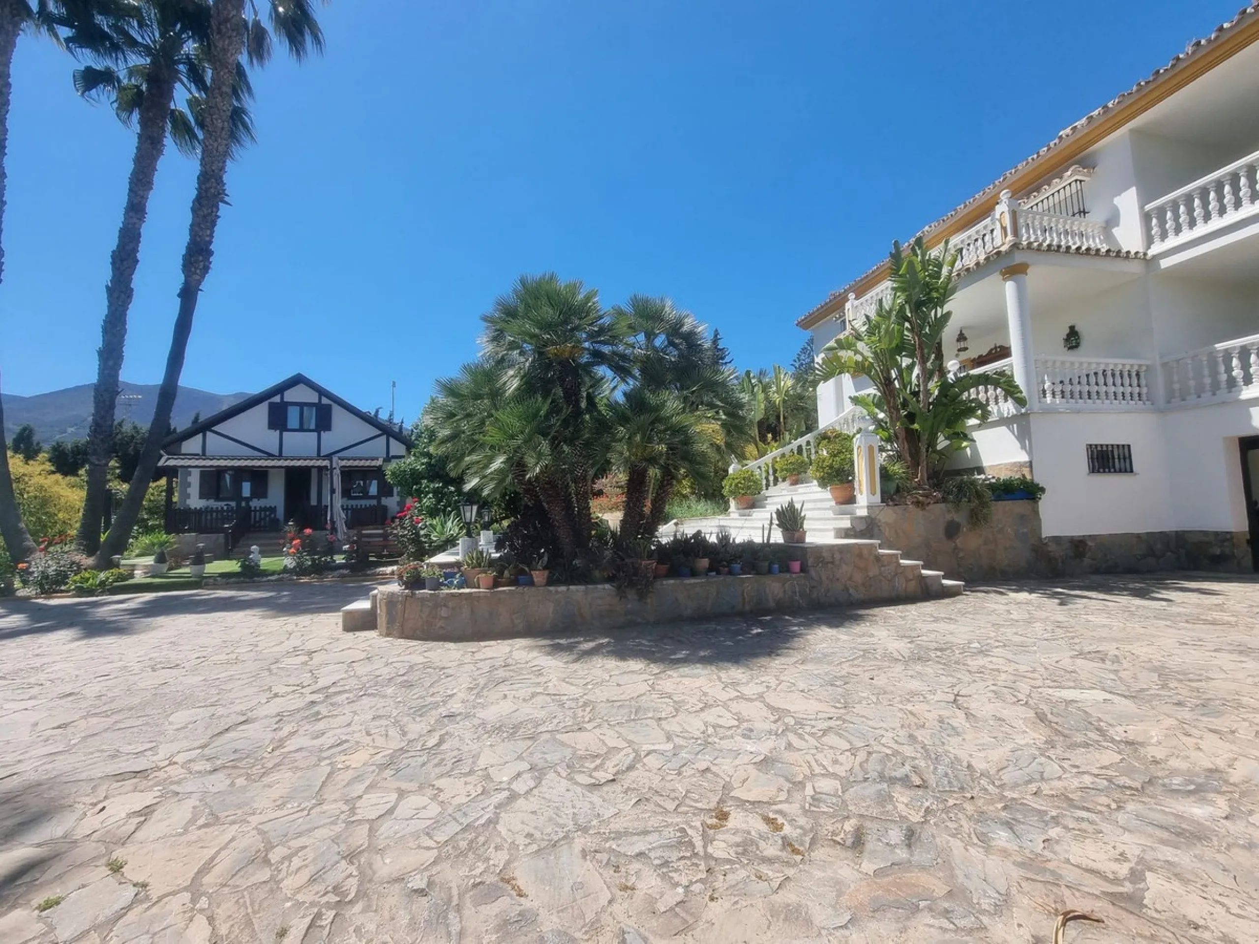 Beautiful country house in Alhaurín El Grande. Located very close to the town, this charming estate offers excellent access and spectacular open views of the valley and the Sierra of Alhaurín El Grande.