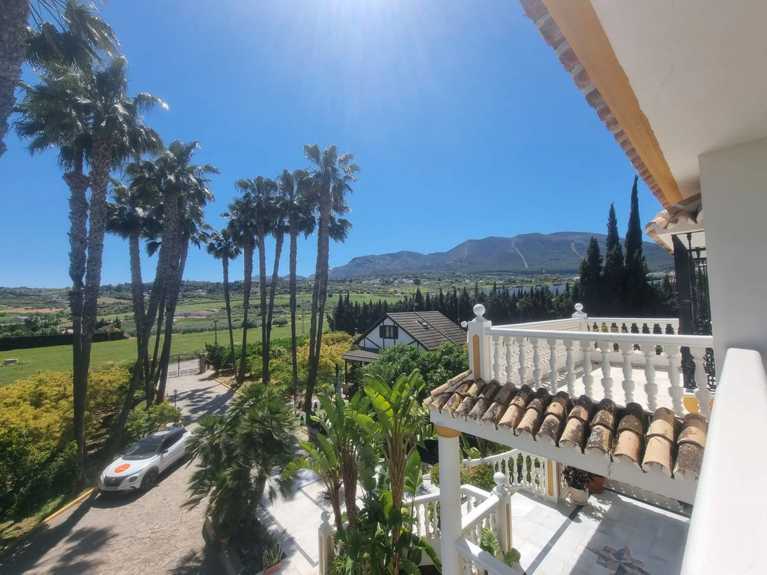 Beautiful country house in Alhaurín El Grande. Located very close to the town, this charming estate offers excellent access and spectacular open views of the valley and the Sierra of Alhaurín El Grande.