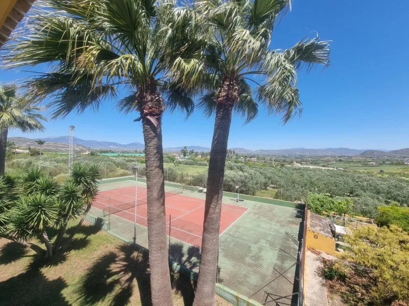 Beautiful country house in Alhaurín El Grande. Located very close to the town, this charming estate offers excellent access and spectacular open views of the valley and the Sierra of Alhaurín El Grande.