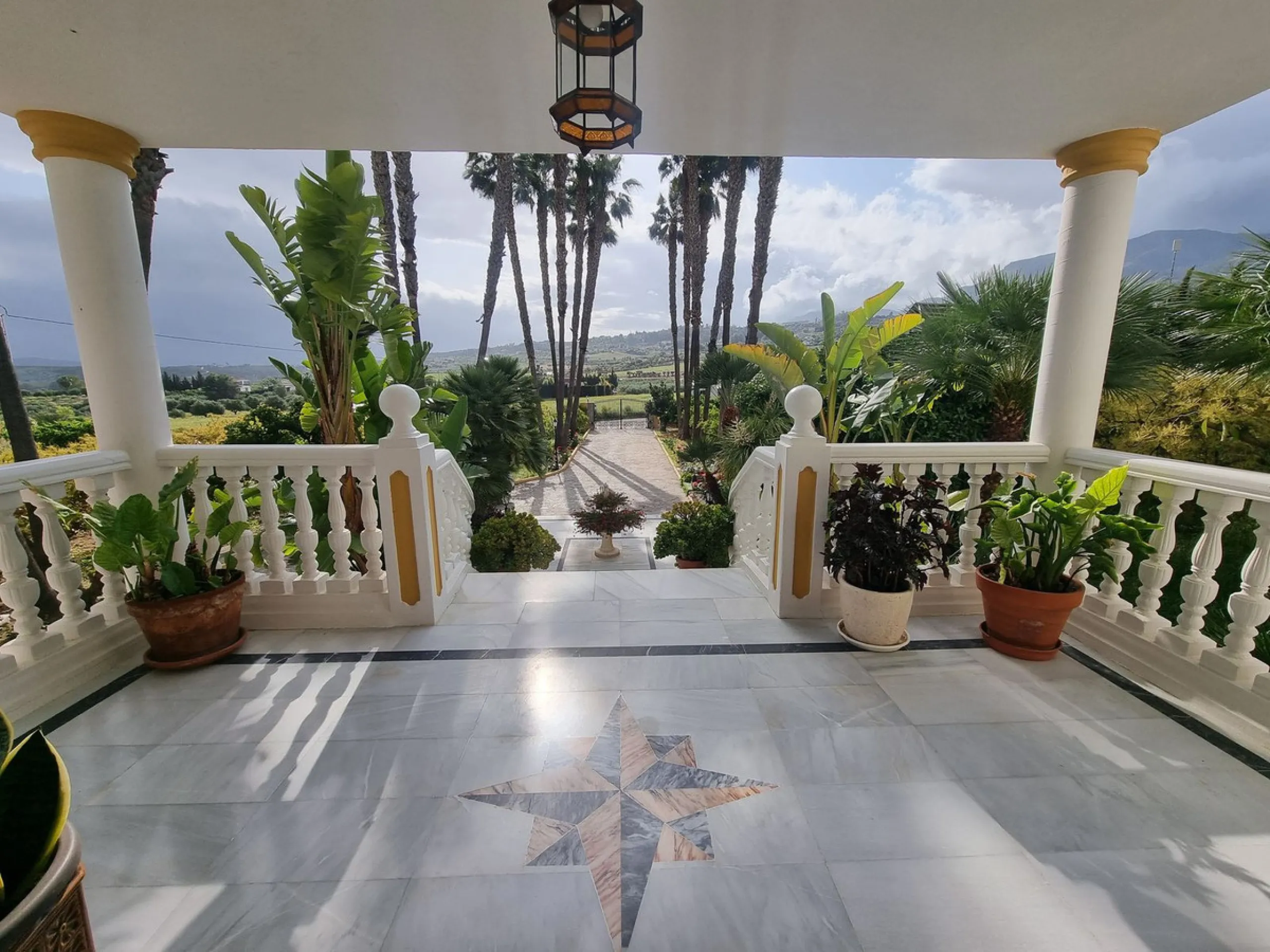 Beautiful country house in Alhaurín El Grande. Located very close to the town, this charming estate offers excellent access and spectacular open views of the valley and the Sierra of Alhaurín El Grande.