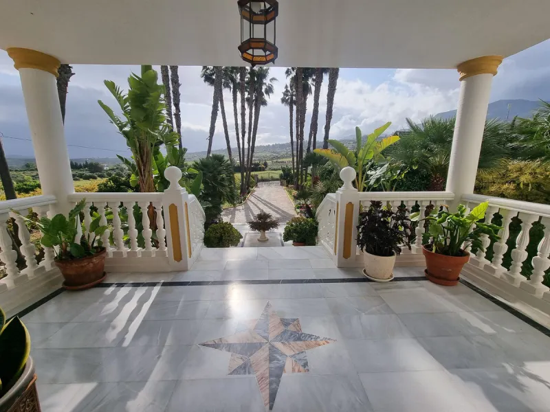 Beautiful country house in Alhaurín El Grande. Located very close to the town, this charming estate offers excellent access and spectacular open views of the valley and the Sierra of Alhaurín El Grande.
