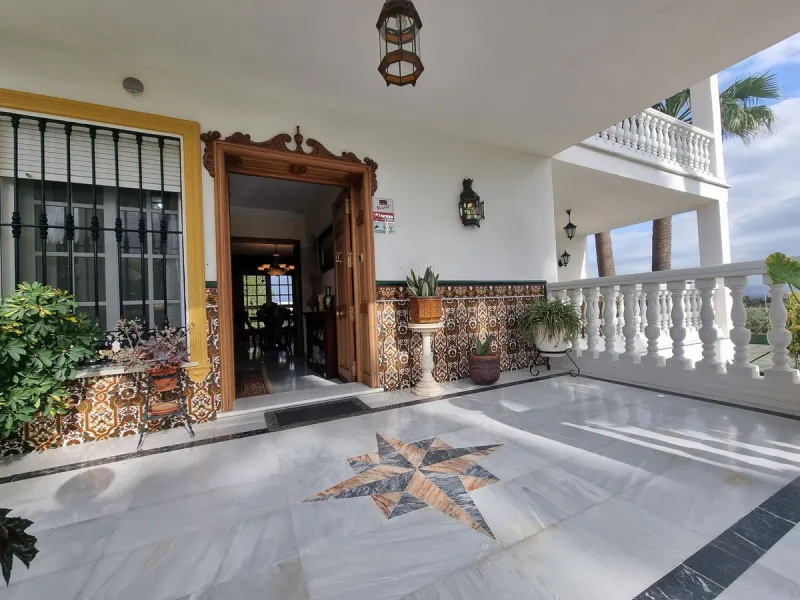 Beautiful country house in Alhaurín El Grande. Located very close to the town, this charming estate offers excellent access and spectacular open views of the valley and the Sierra of Alhaurín El Grande.