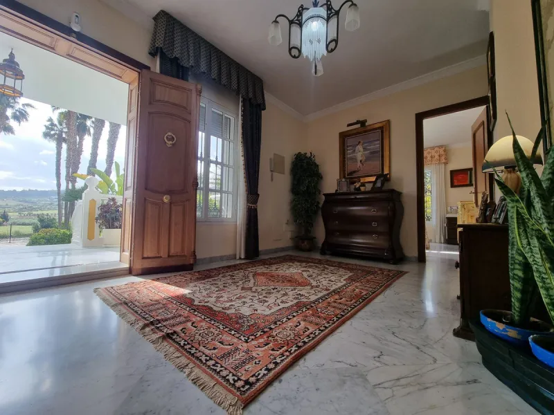 Beautiful country house in Alhaurín El Grande. Located very close to the town, this charming estate offers excellent access and spectacular open views of the valley and the Sierra of Alhaurín El Grande.
