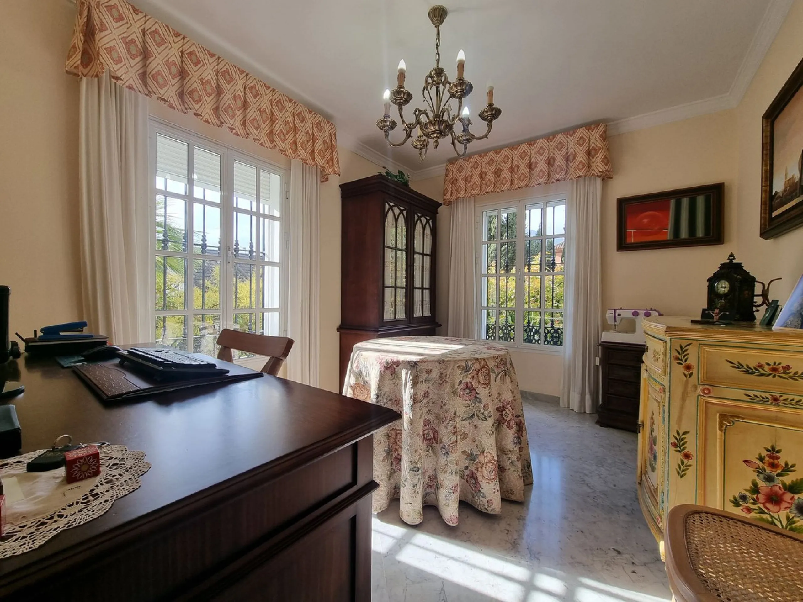 Beautiful country house in Alhaurín El Grande. Located very close to the town, this charming estate offers excellent access and spectacular open views of the valley and the Sierra of Alhaurín El Grande.