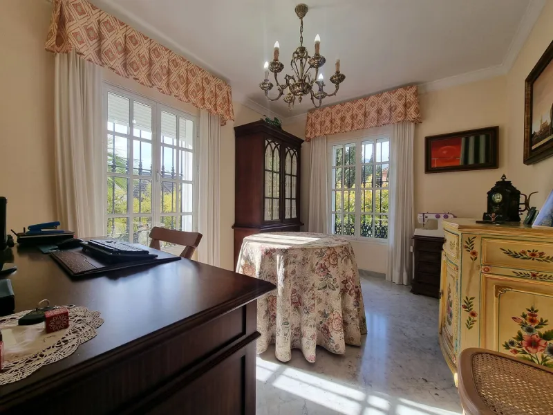 Beautiful country house in Alhaurín El Grande. Located very close to the town, this charming estate offers excellent access and spectacular open views of the valley and the Sierra of Alhaurín El Grande.