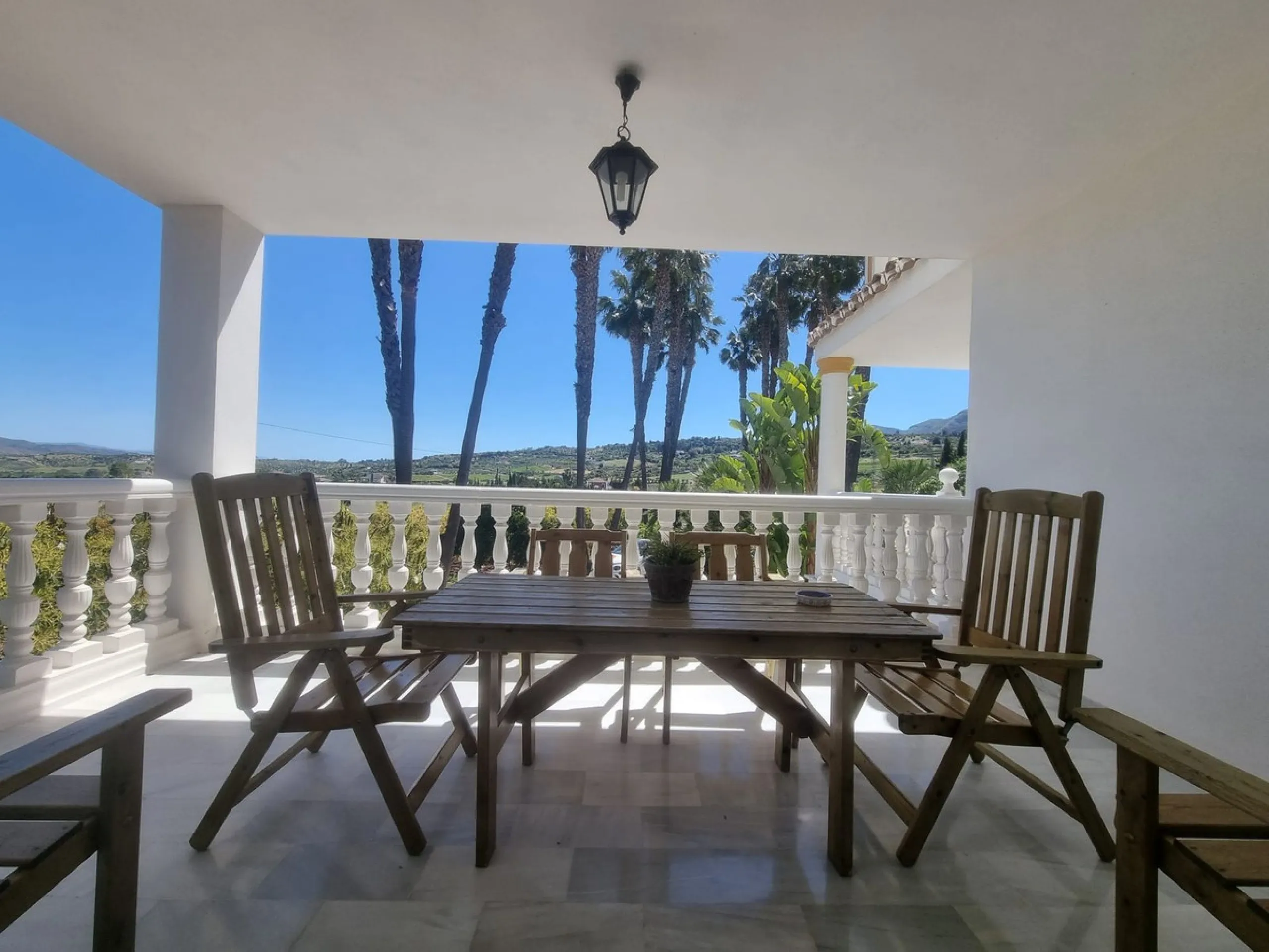 Beautiful country house in Alhaurín El Grande. Located very close to the town, this charming estate offers excellent access and spectacular open views of the valley and the Sierra of Alhaurín El Grande.
