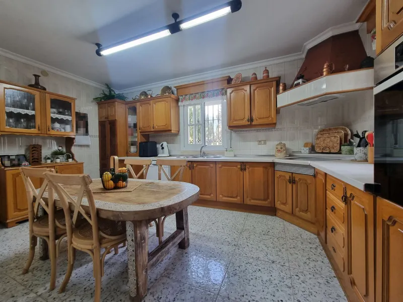 Beautiful country house in Alhaurín El Grande. Located very close to the town, this charming estate offers excellent access and spectacular open views of the valley and the Sierra of Alhaurín El Grande.