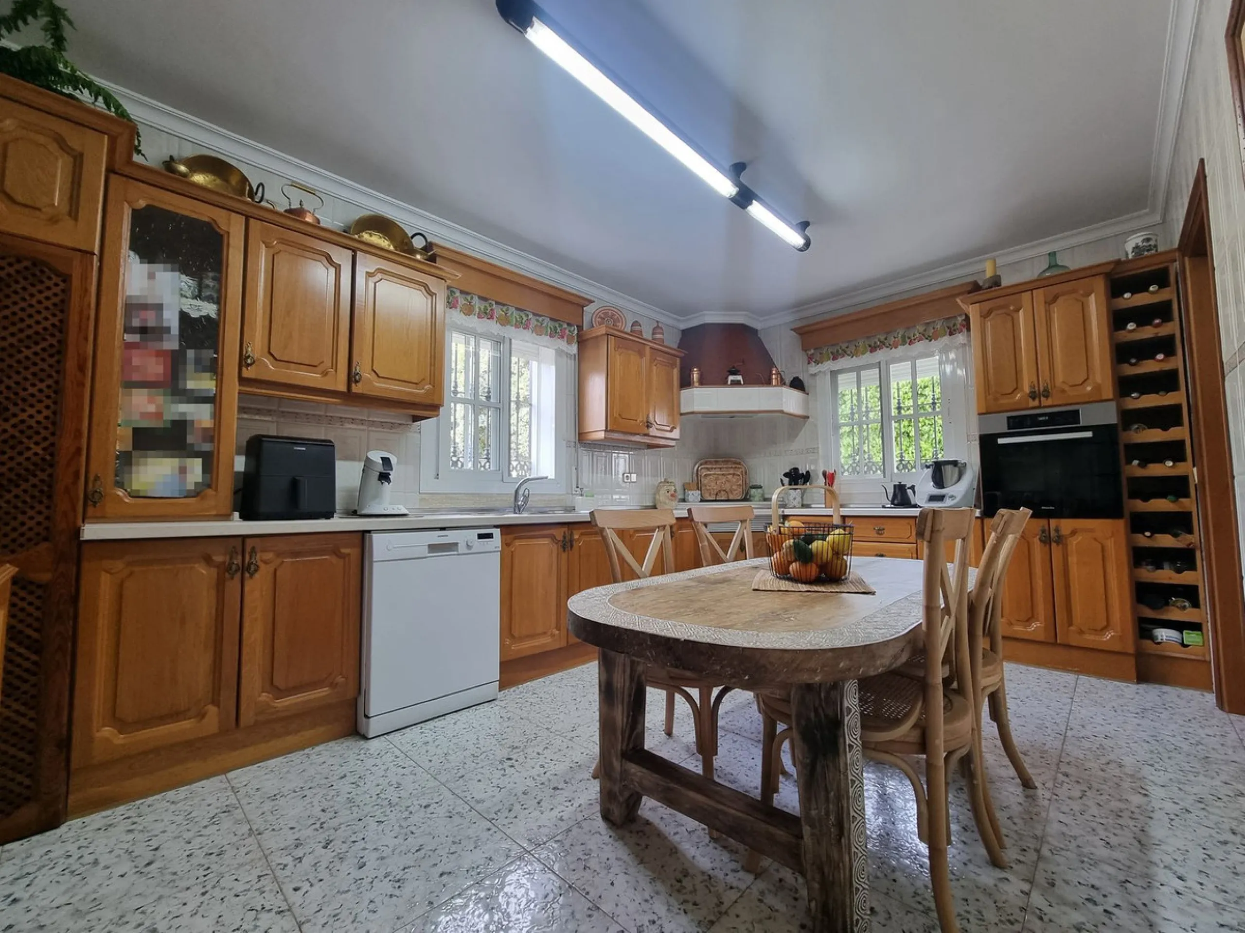 Beautiful country house in Alhaurín El Grande. Located very close to the town, this charming estate offers excellent access and spectacular open views of the valley and the Sierra of Alhaurín El Grande.