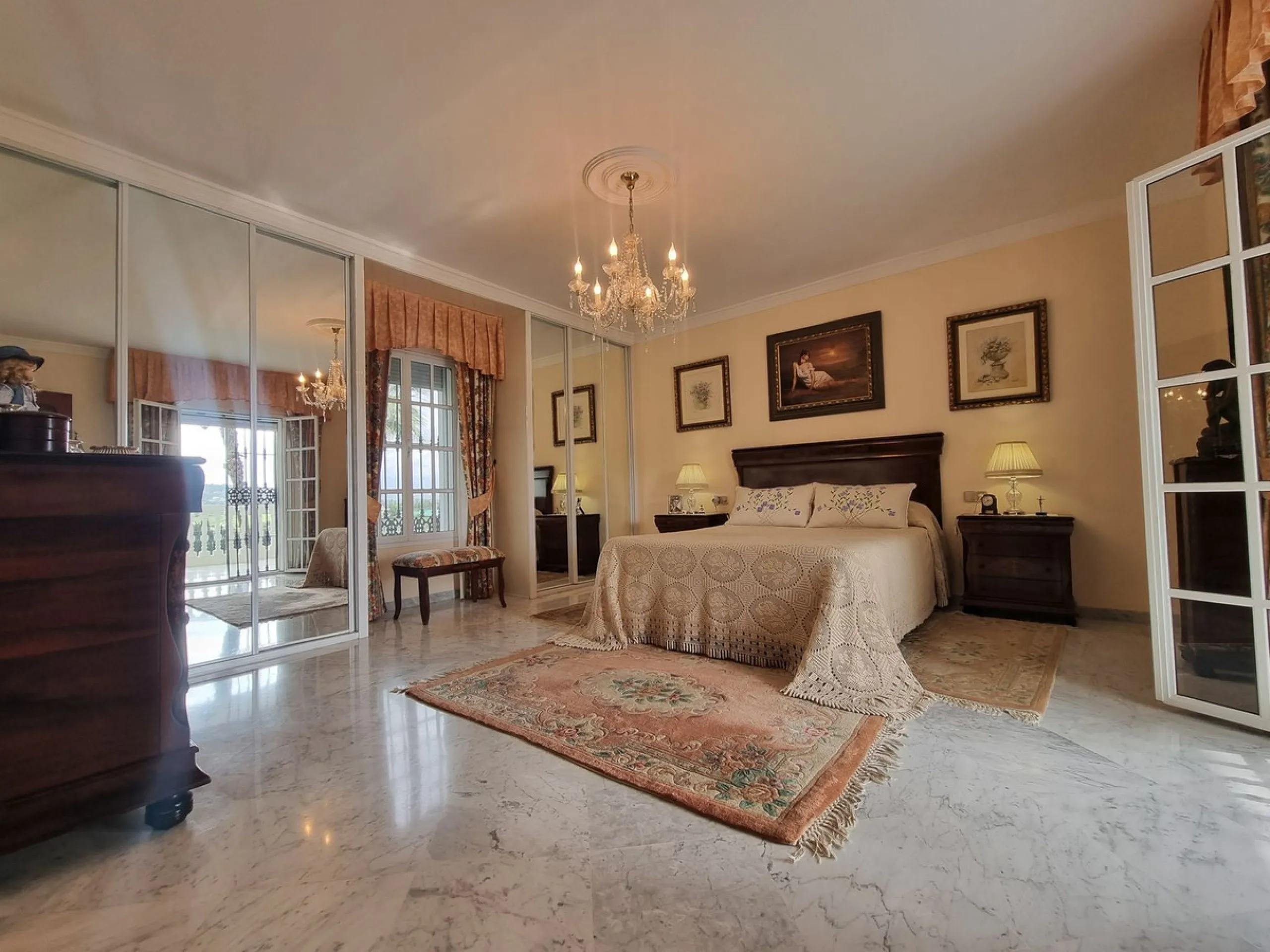 Beautiful country house in Alhaurín El Grande. Located very close to the town, this charming estate offers excellent access and spectacular open views of the valley and the Sierra of Alhaurín El Grande.