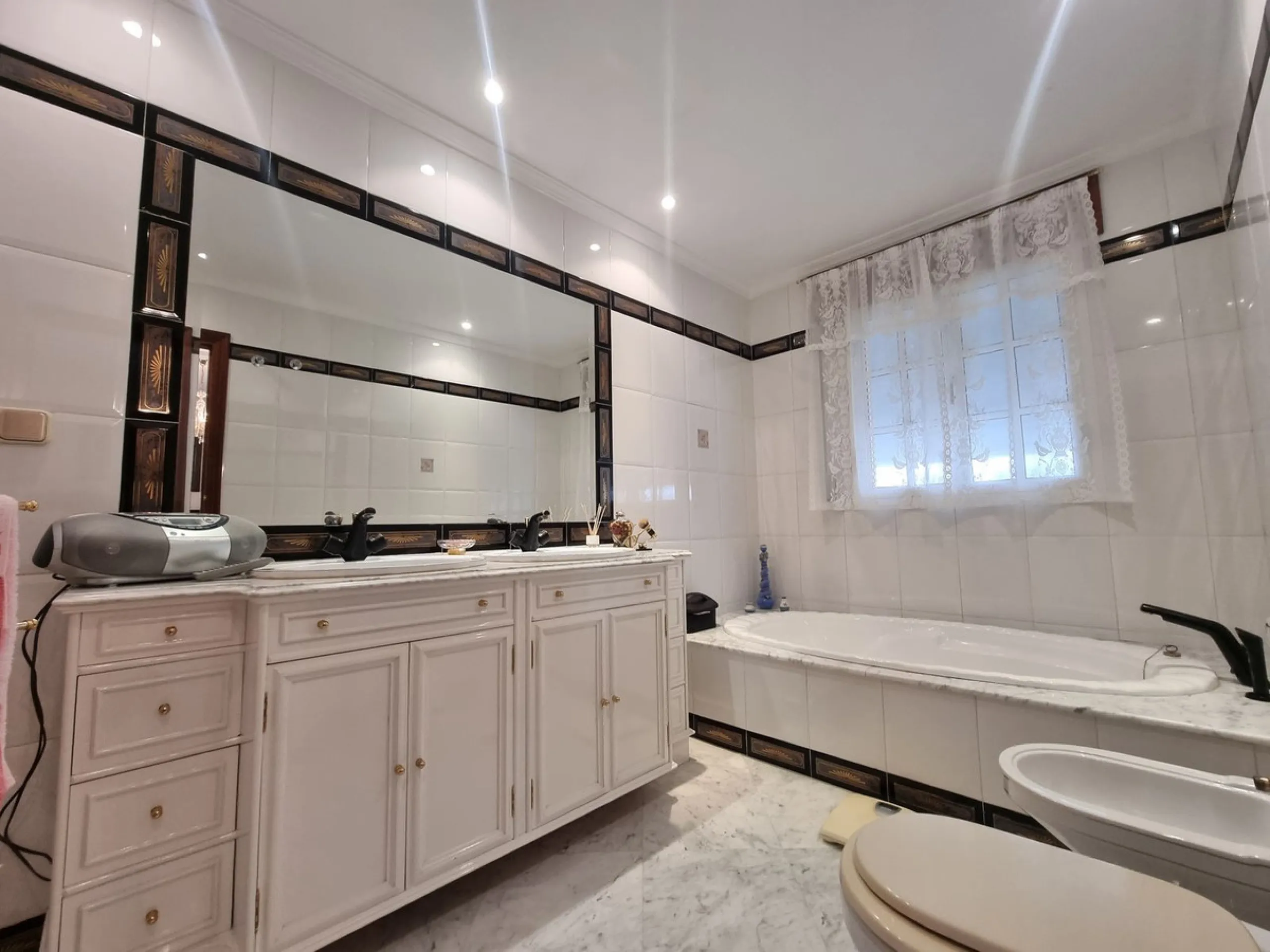 Beautiful country house in Alhaurín El Grande. Located very close to the town, this charming estate offers excellent access and spectacular open views of the valley and the Sierra of Alhaurín El Grande.
