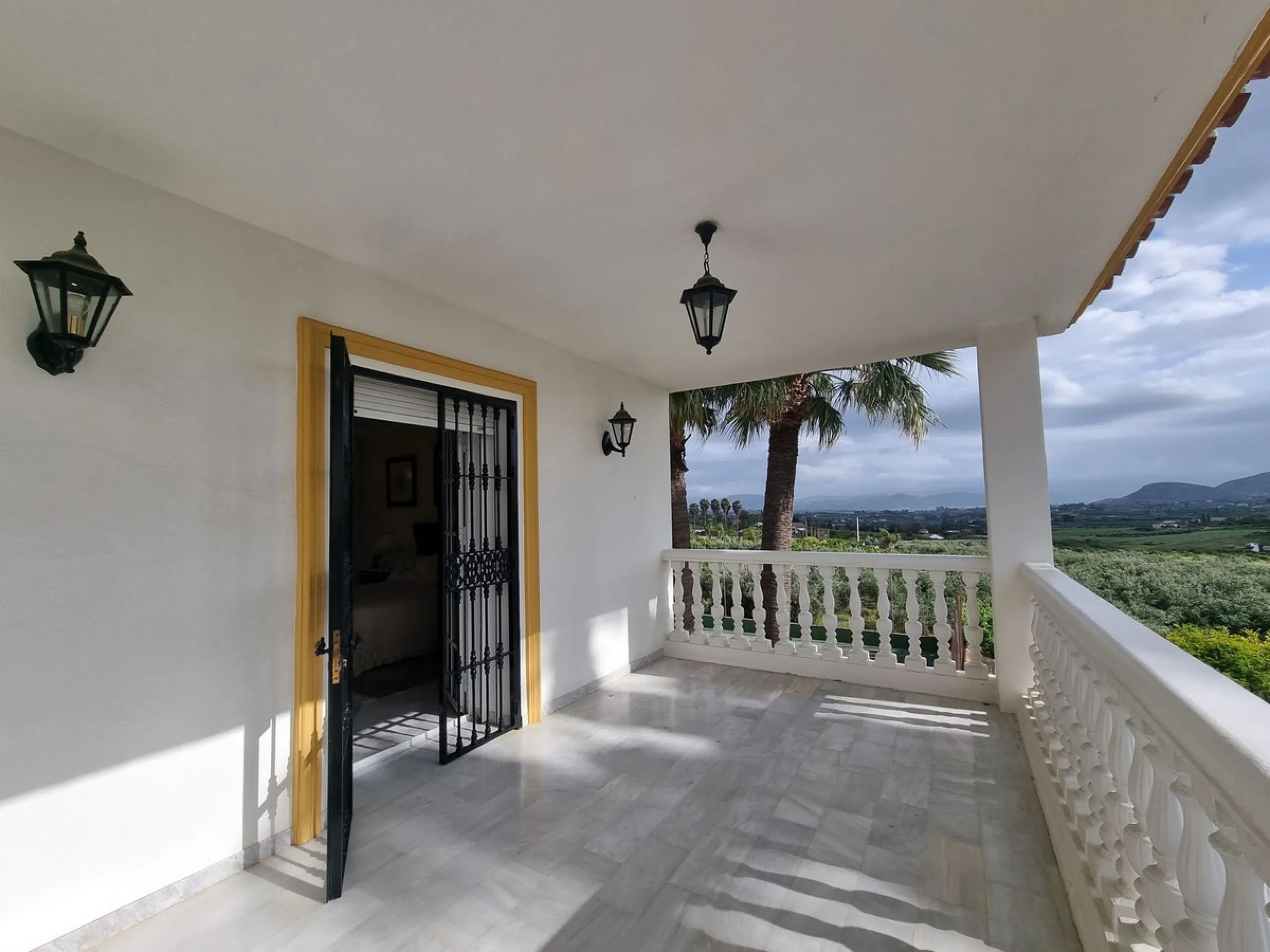 Beautiful country house in Alhaurín El Grande. Located very close to the town, this charming estate offers excellent access and spectacular open views of the valley and the Sierra of Alhaurín El Grande.
