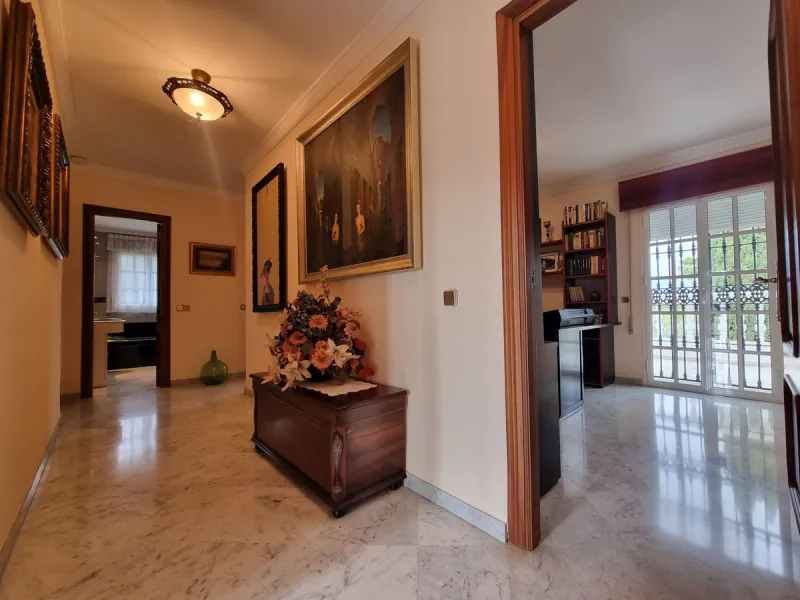 Beautiful country house in Alhaurín El Grande. Located very close to the town, this charming estate offers excellent access and spectacular open views of the valley and the Sierra of Alhaurín El Grande.