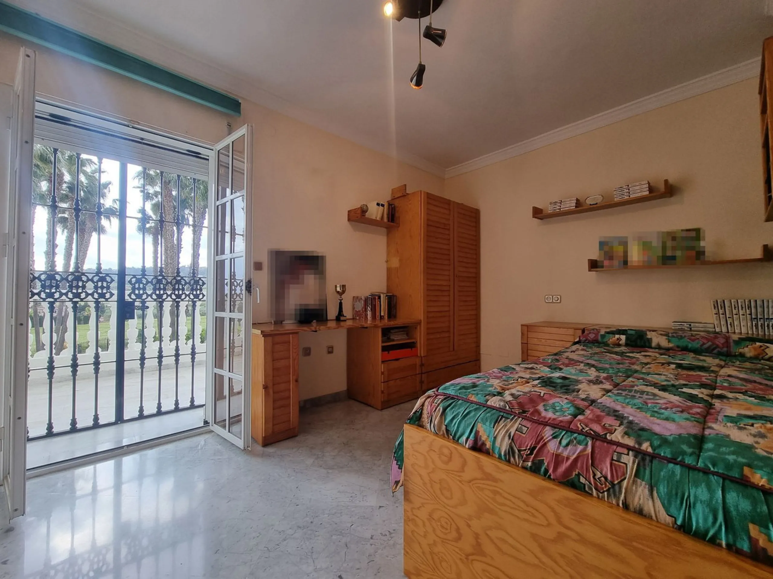 Beautiful country house in Alhaurín El Grande. Located very close to the town, this charming estate offers excellent access and spectacular open views of the valley and the Sierra of Alhaurín El Grande.
