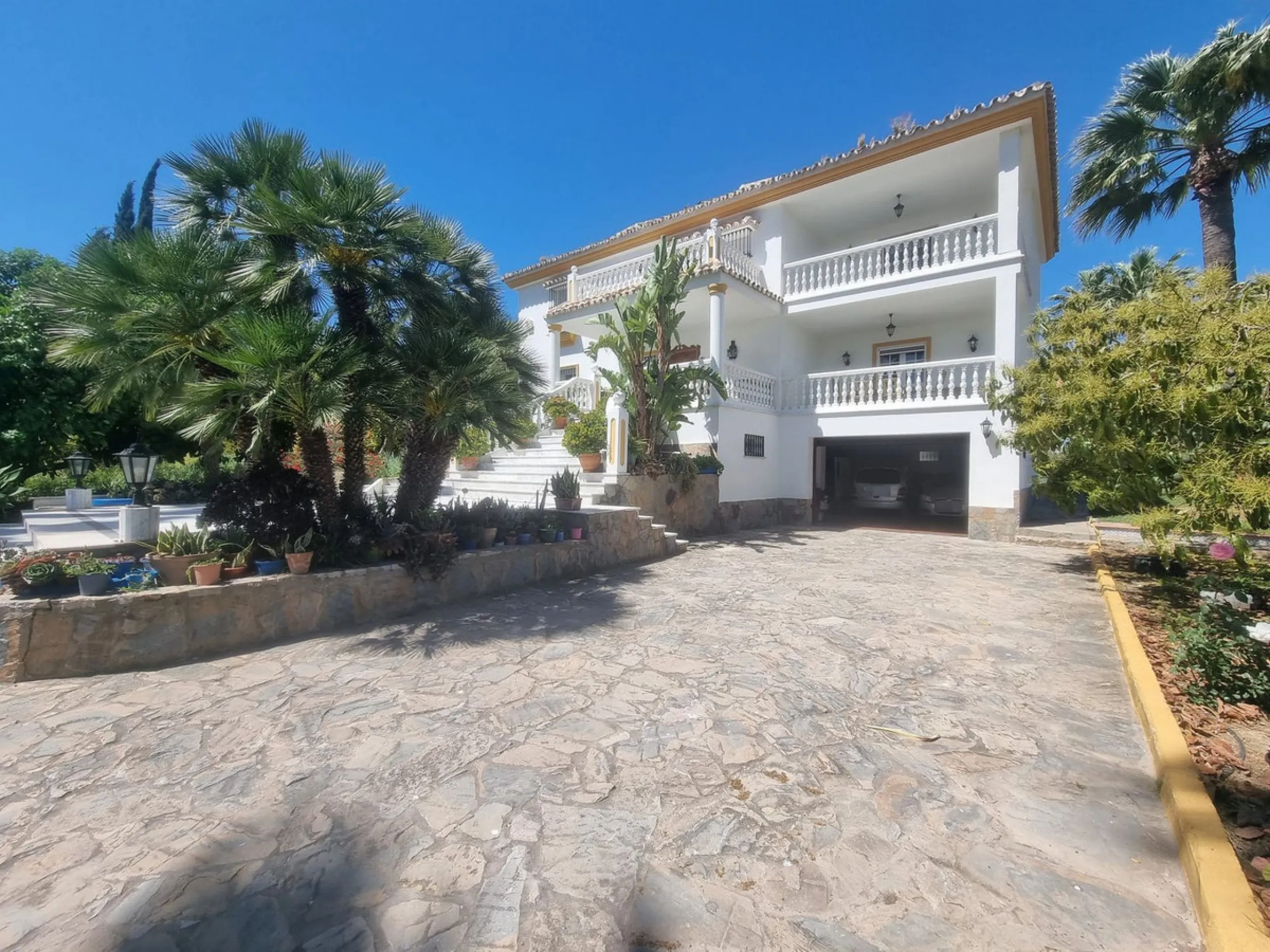 Beautiful country house in Alhaurín El Grande. Located very close to the town, this charming estate offers excellent access and spectacular open views of the valley and the Sierra of Alhaurín El Grande.