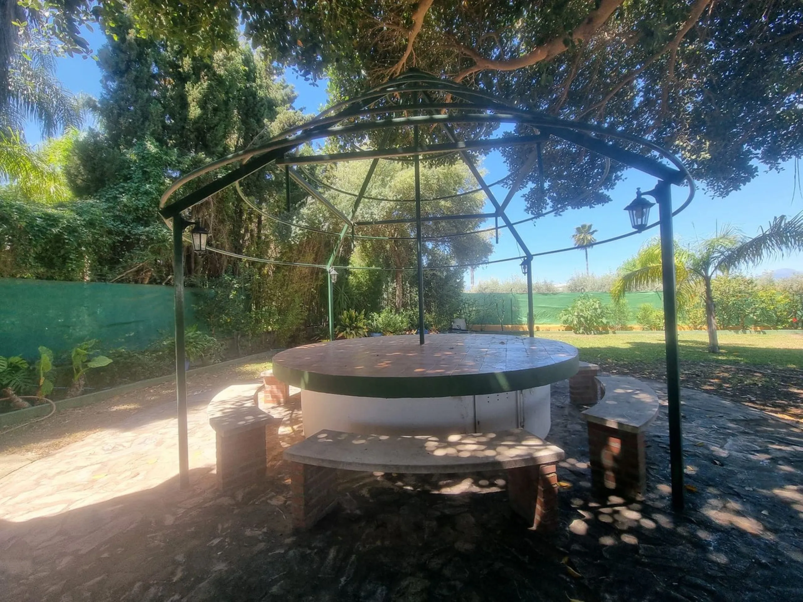 Beautiful country house in Alhaurín El Grande. Located very close to the town, this charming estate offers excellent access and spectacular open views of the valley and the Sierra of Alhaurín El Grande.