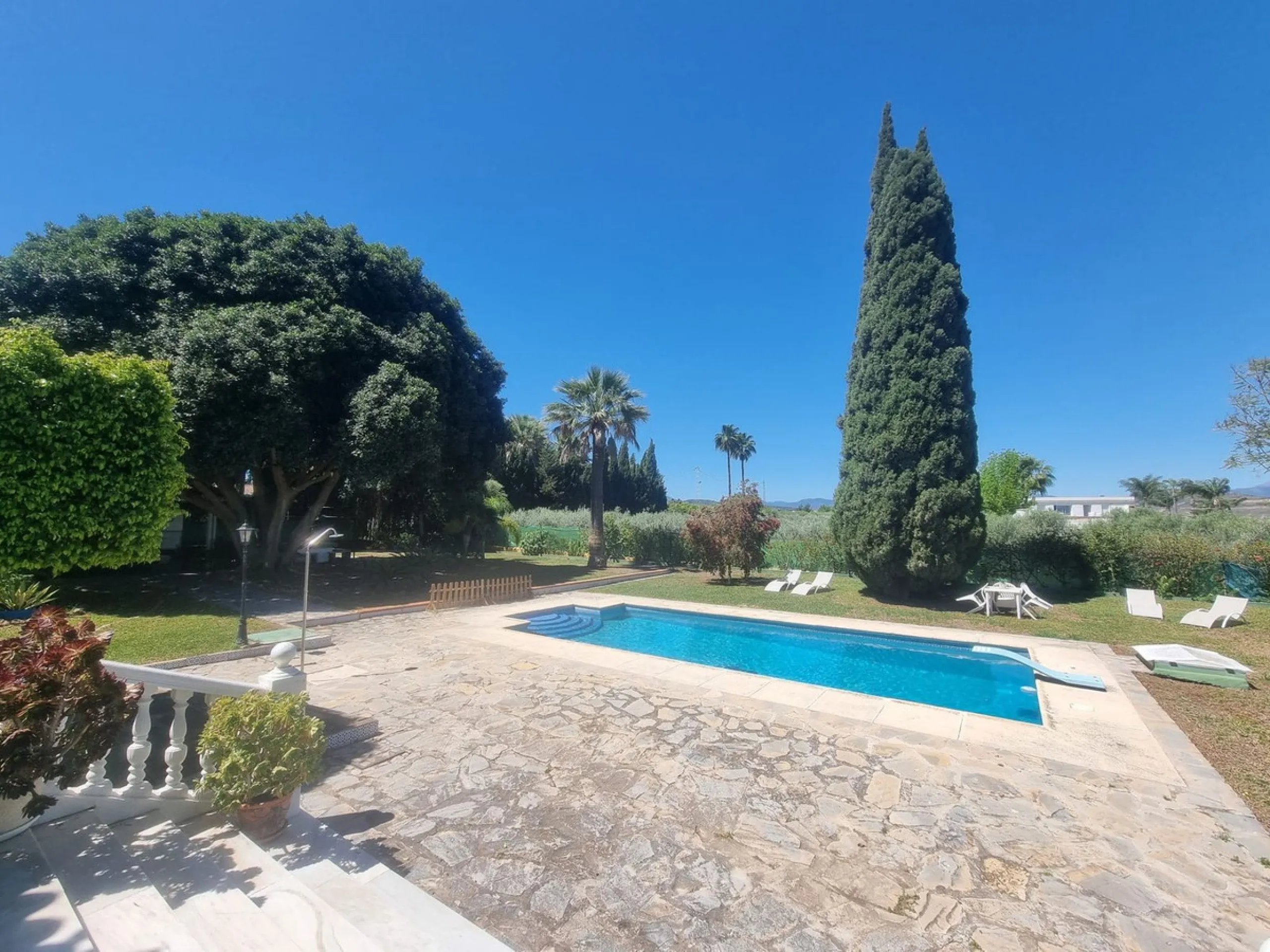 Beautiful country house in Alhaurín El Grande. Located very close to the town, this charming estate offers excellent access and spectacular open views of the valley and the Sierra of Alhaurín El Grande.