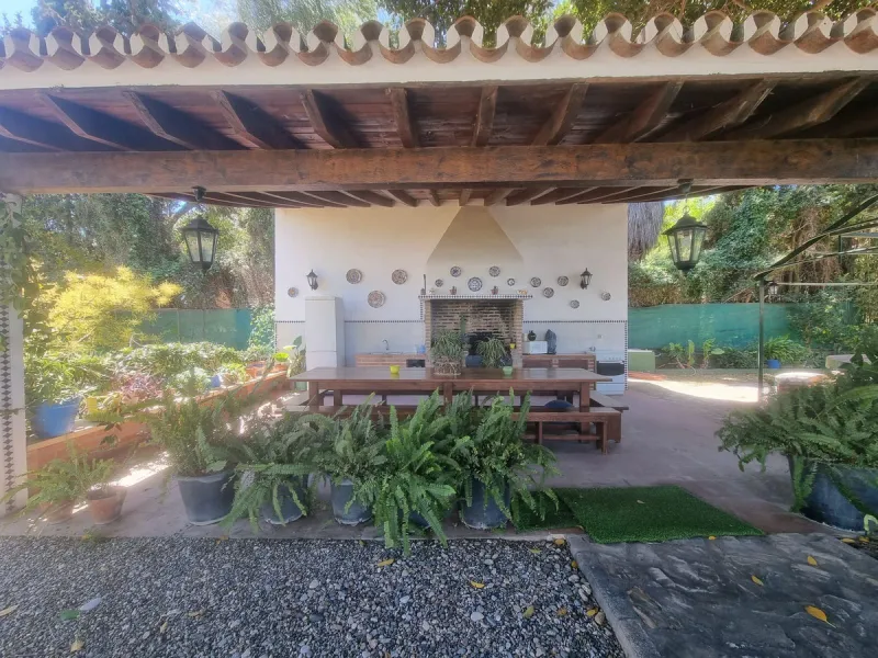 Beautiful country house in Alhaurín El Grande. Located very close to the town, this charming estate offers excellent access and spectacular open views of the valley and the Sierra of Alhaurín El Grande.