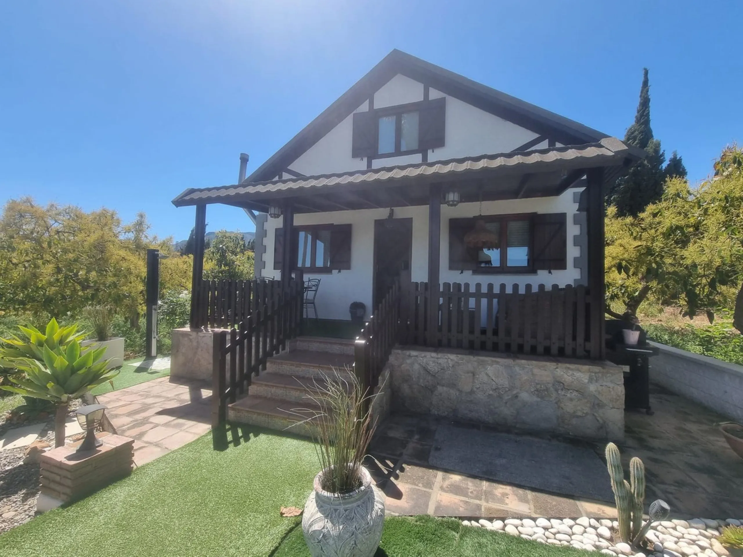 Beautiful country house in Alhaurín El Grande. Located very close to the town, this charming estate offers excellent access and spectacular open views of the valley and the Sierra of Alhaurín El Grande.