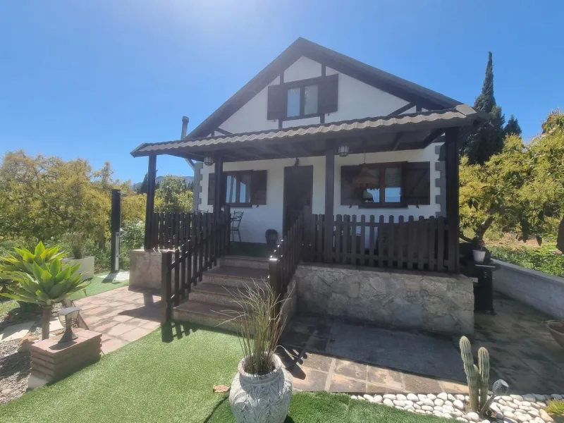 Beautiful country house in Alhaurín El Grande. Located very close to the town, this charming estate offers excellent access and spectacular open views of the valley and the Sierra of Alhaurín El Grande.