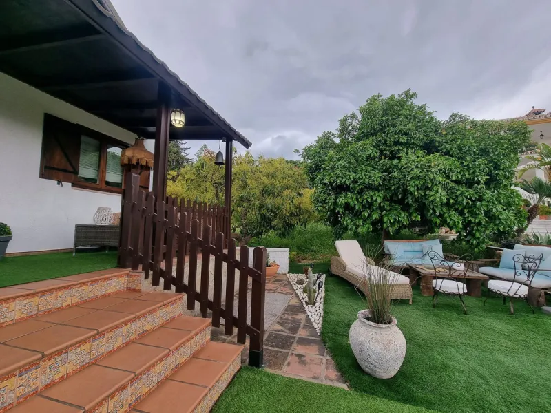 Beautiful country house in Alhaurín El Grande. Located very close to the town, this charming estate offers excellent access and spectacular open views of the valley and the Sierra of Alhaurín El Grande.